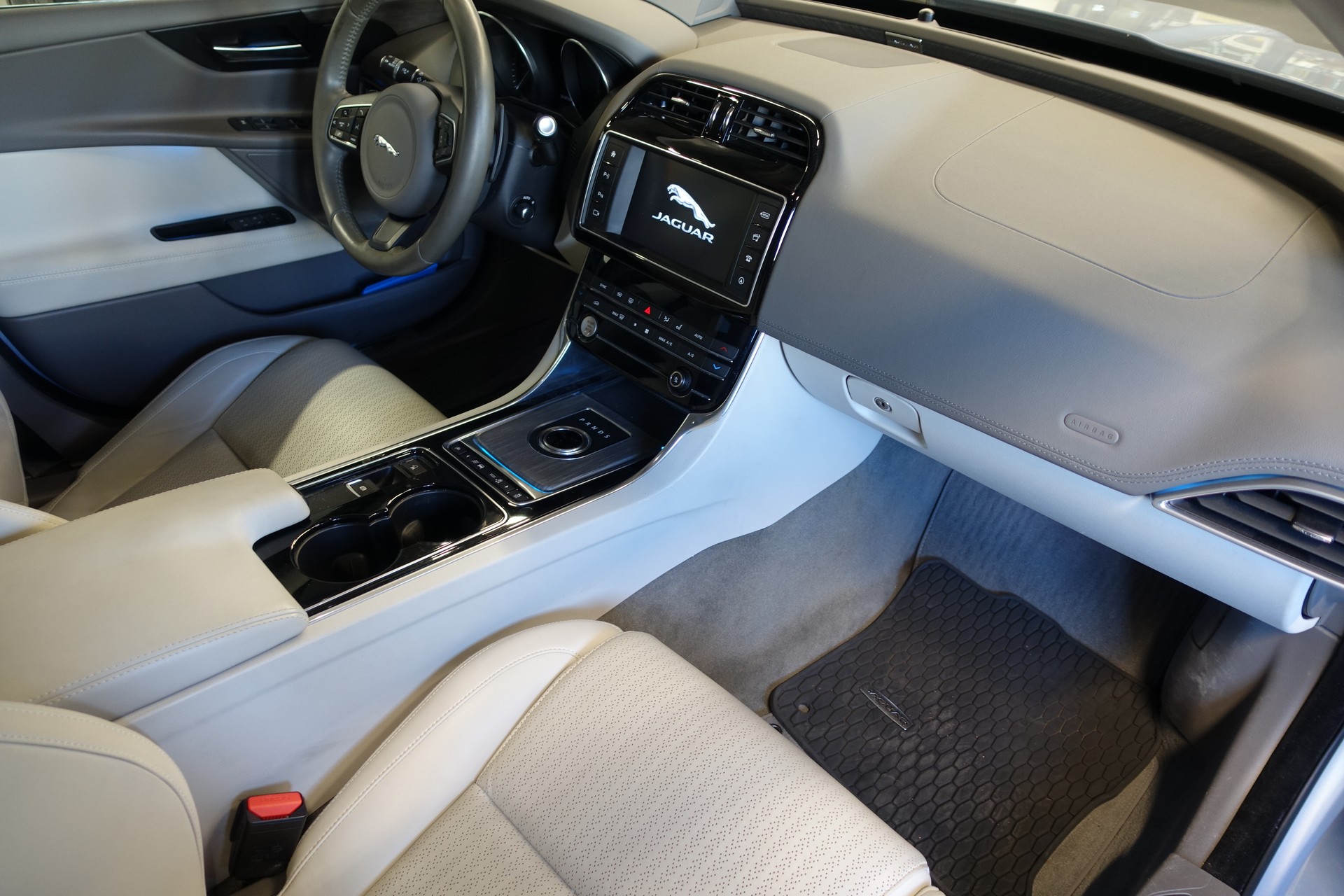 JAGUAR XE 25t 2.0 Portfolio Automatic-image-11