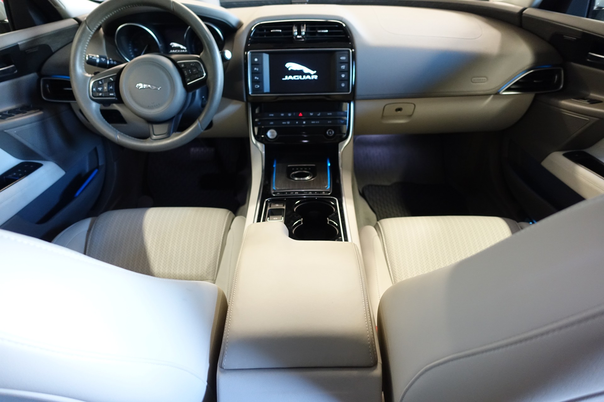 JAGUAR XE 25t 2.0 Portfolio Automatic-image-12
