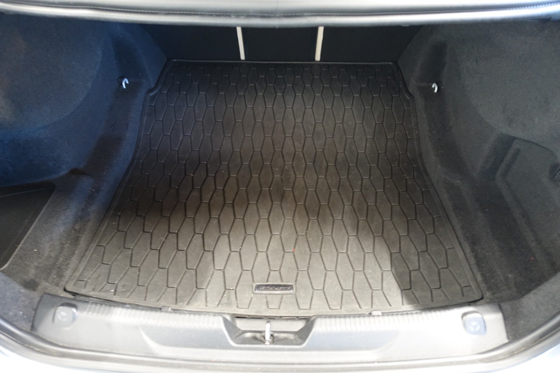 JAGUAR XE 25t 2.0 Portfolio Automatic-image-14