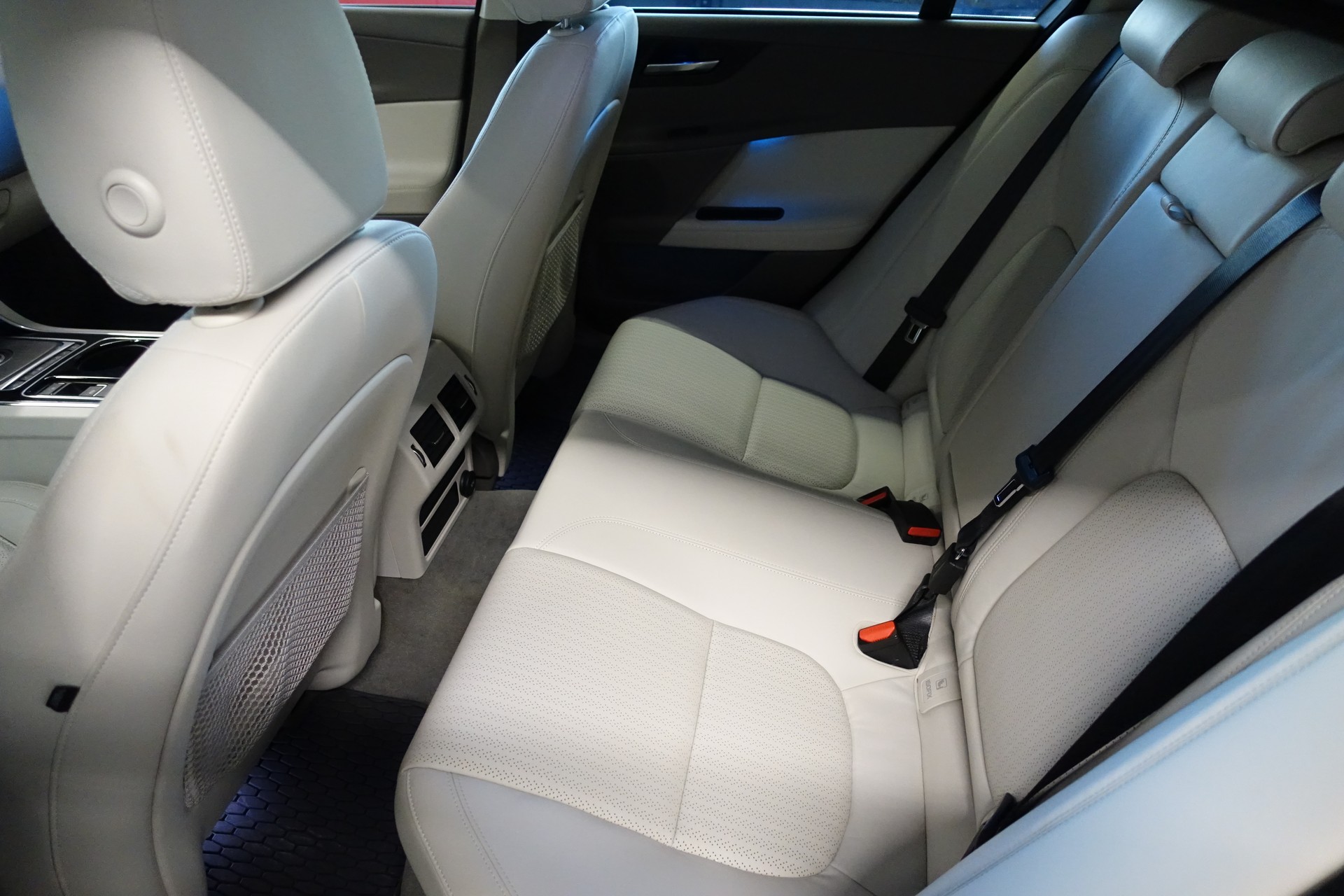 JAGUAR XE 25t 2.0 Portfolio Automatic-image-9