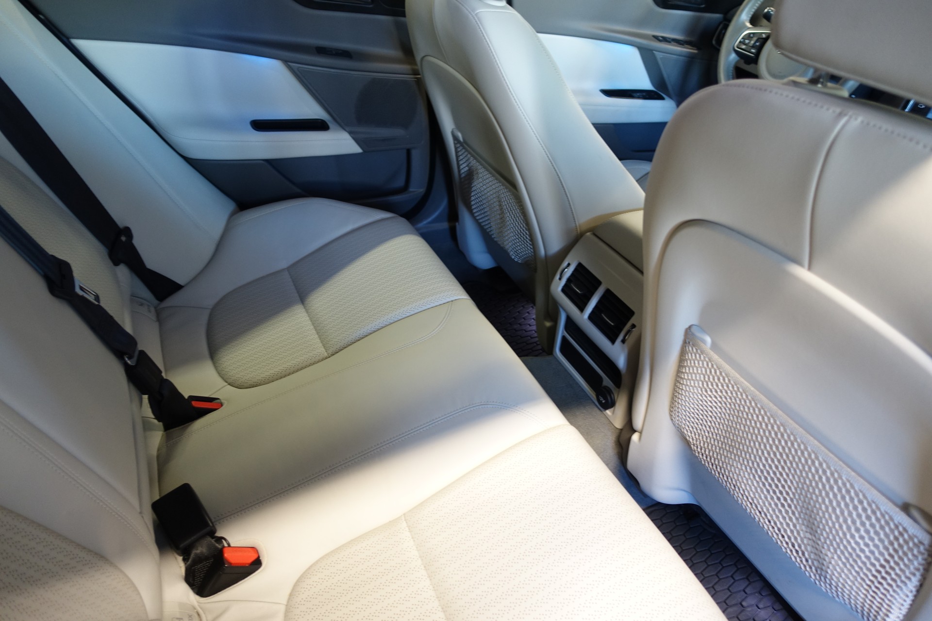JAGUAR XE 25t 2.0 Portfolio Automatic-image-10