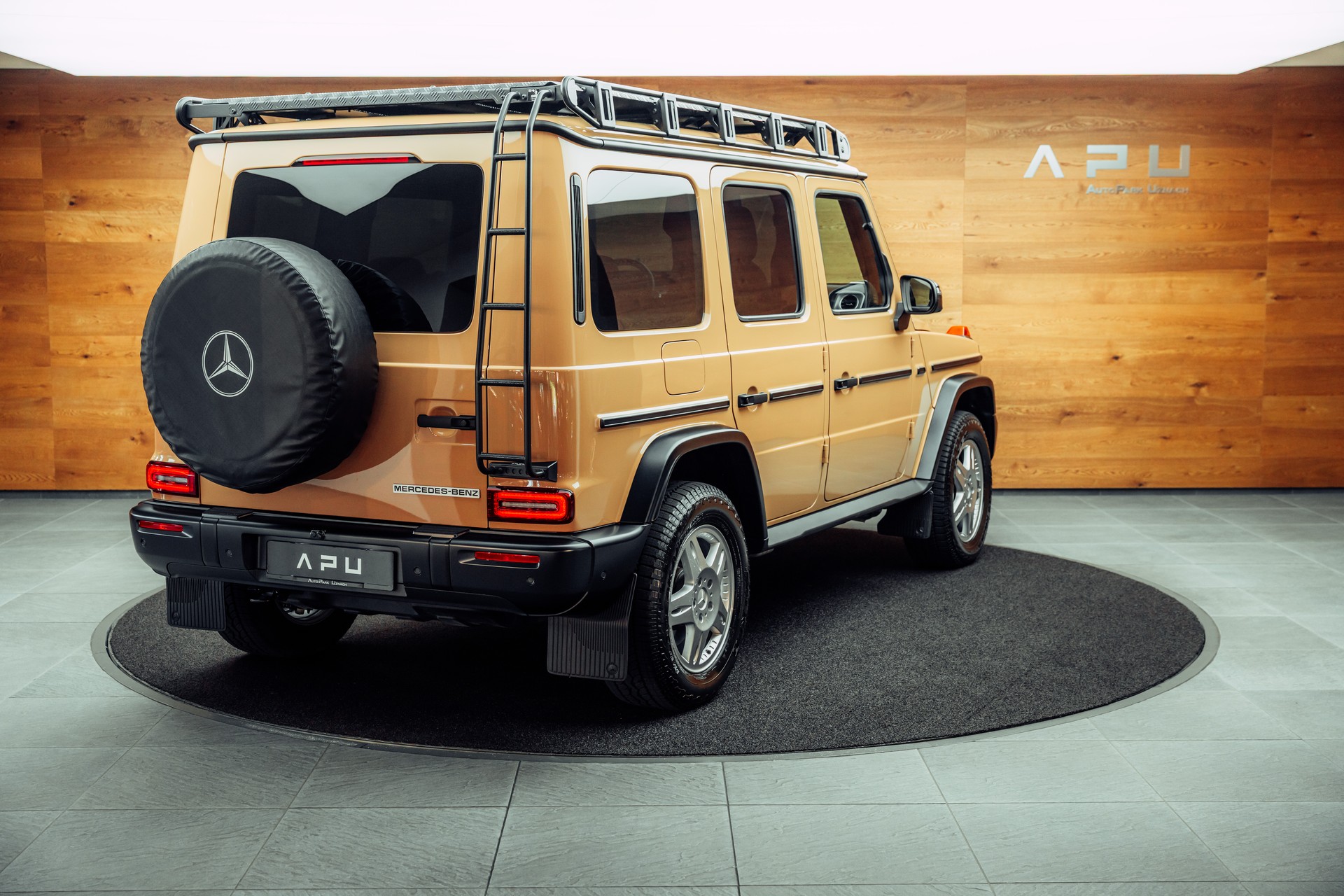 MERCEDES-BENZ G 450d STRONGER THAN THE 1980s-showroom-element-2