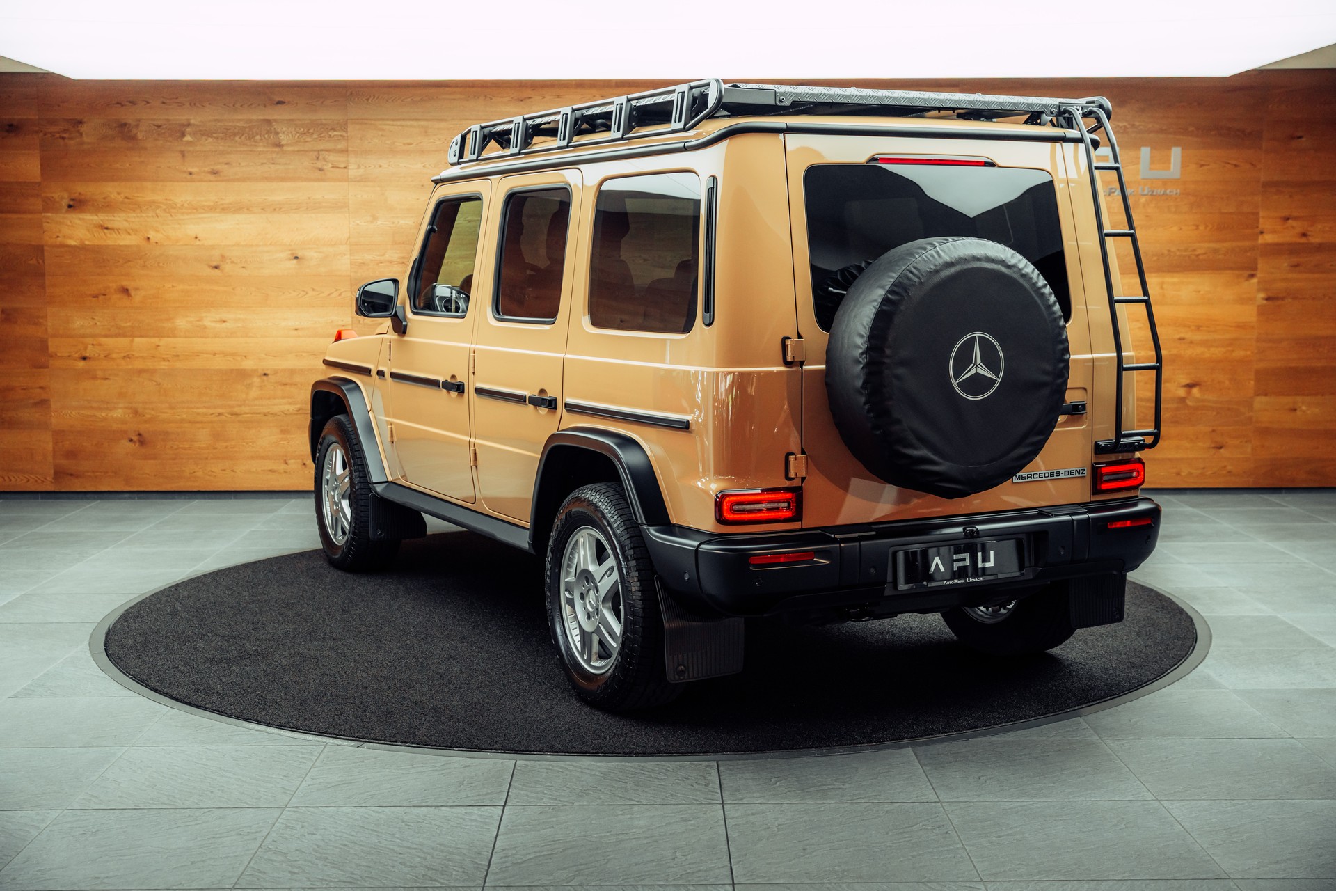 MERCEDES-BENZ G 450d STRONGER THAN THE 1980s-showroom-element-3