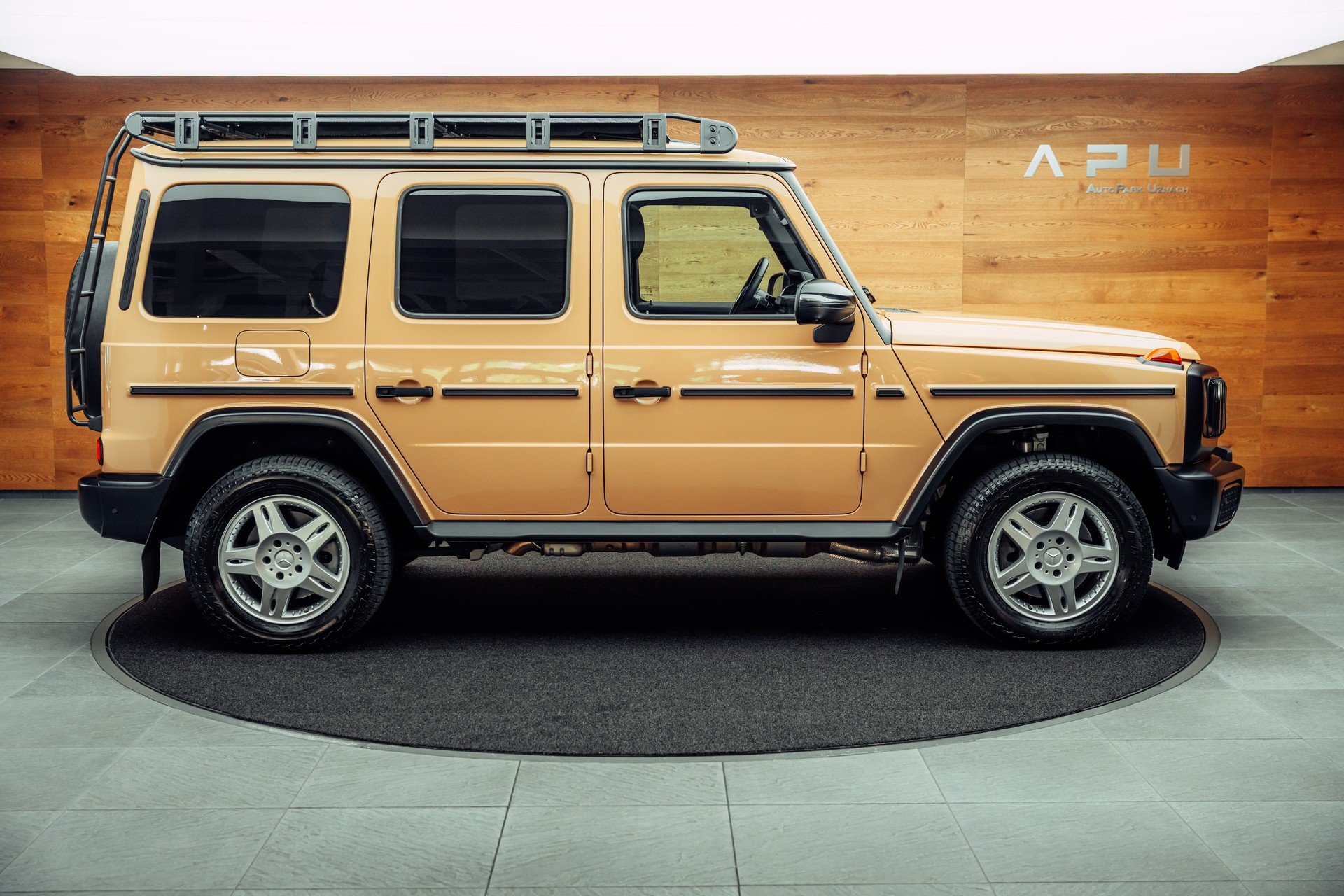 MERCEDES-BENZ G 450d STRONGER THAN THE 1980s-showroom-element-1