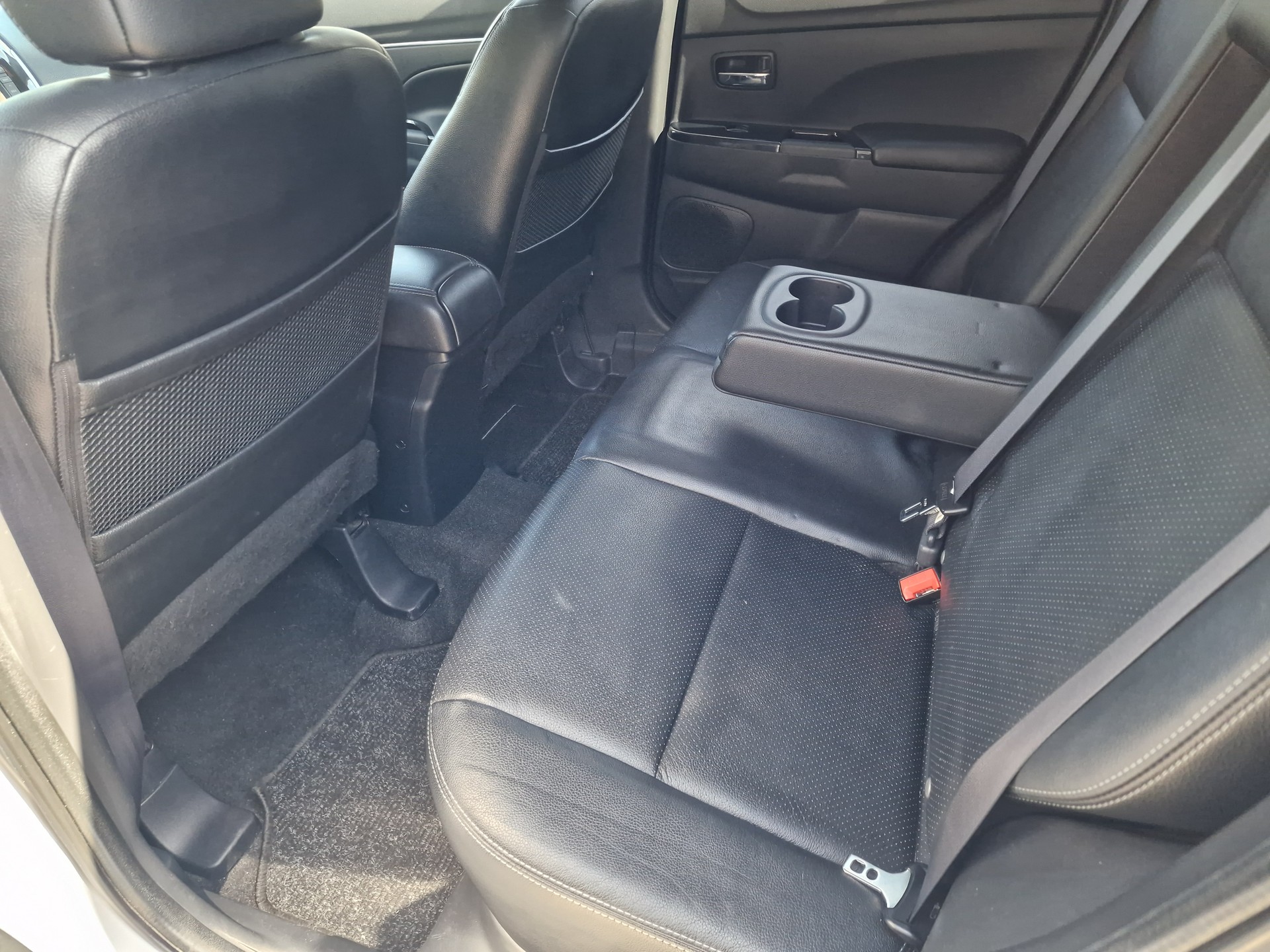 PEUGEOT 4008 1.8 HDi Allure 4WD-image-8