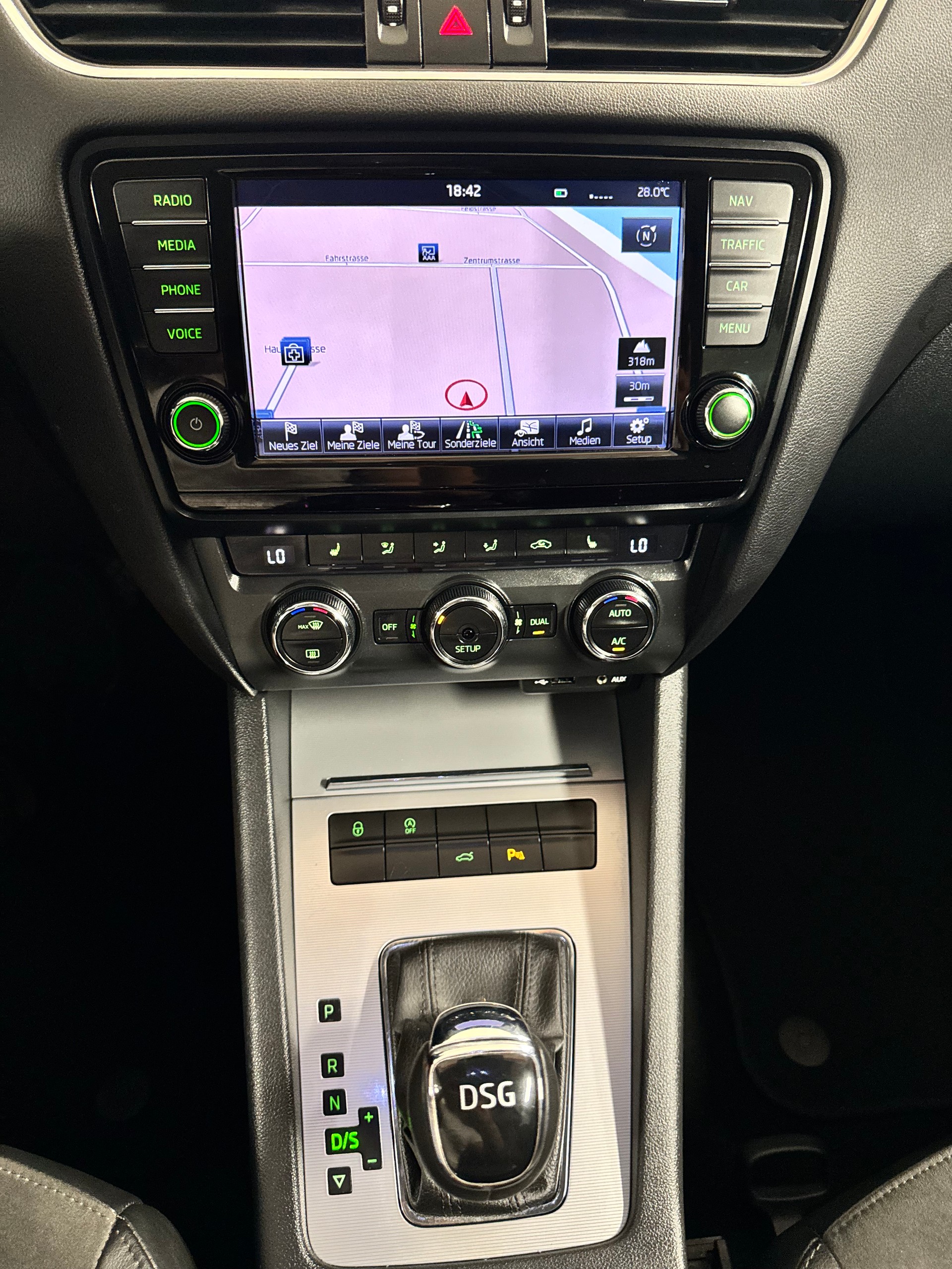 SKODA Octavia Combi 1.4 TSI Elegance DSG-image-13