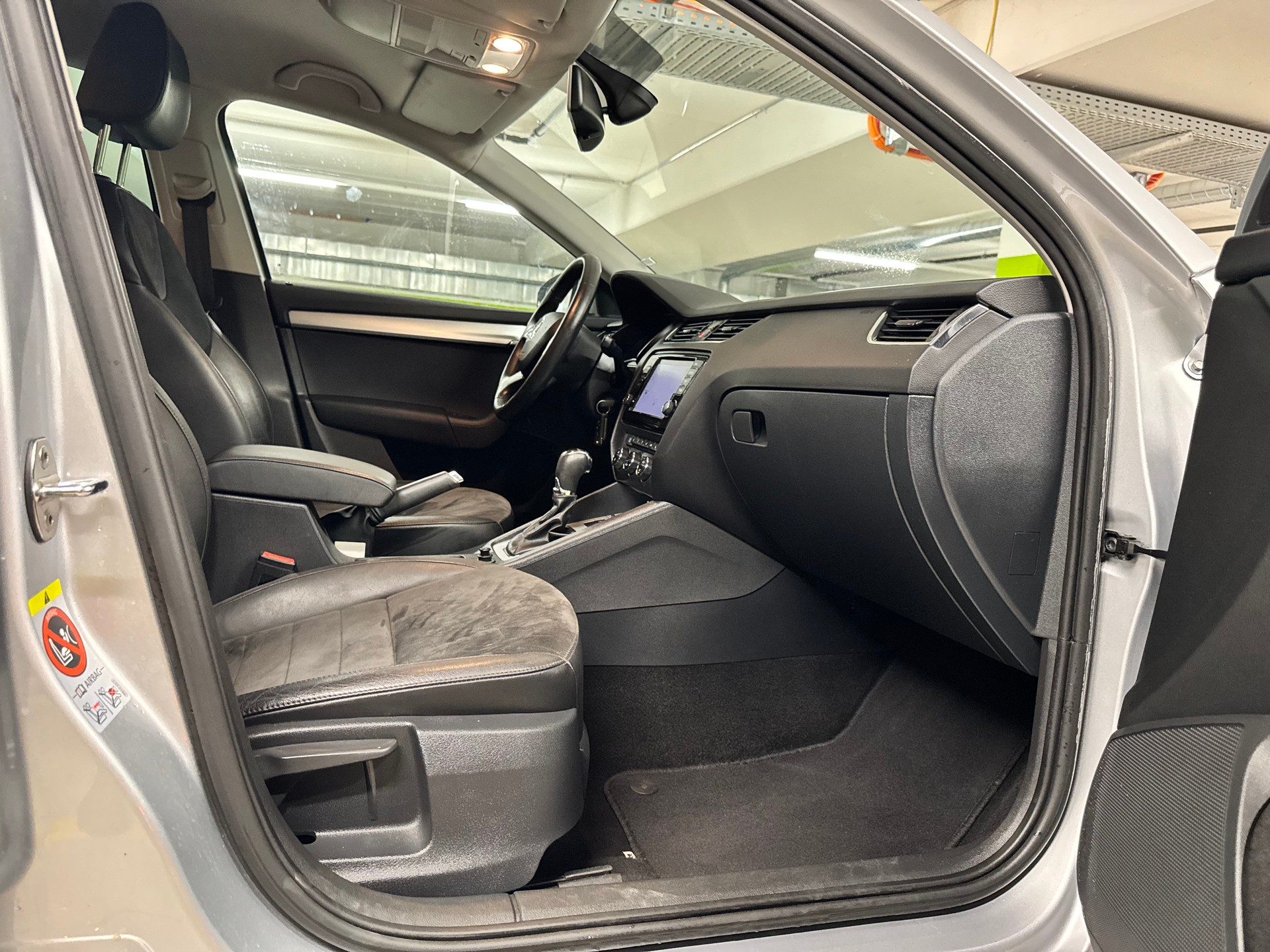 SKODA Octavia Combi 1.4 TSI Elegance DSG-image-10