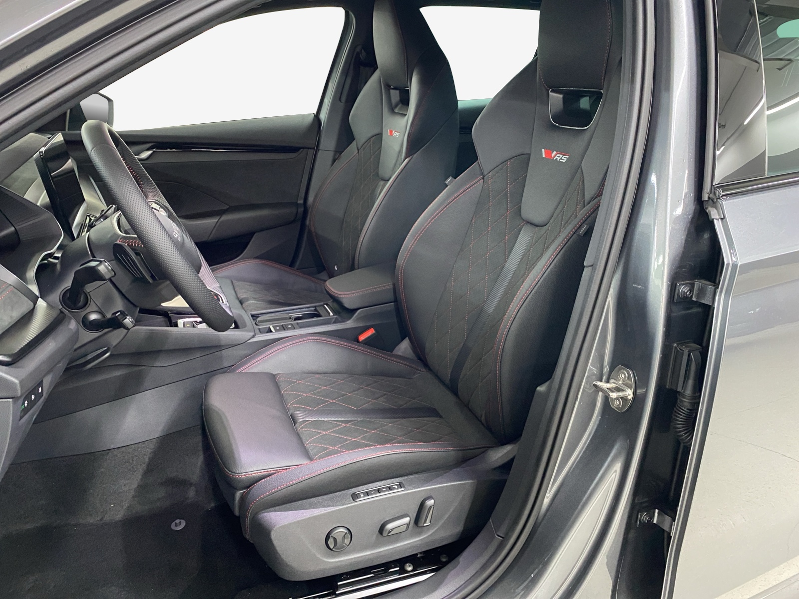 SKODA Octavia Combi 2.0 TSI DSG RS 30 Years Edition-image-7