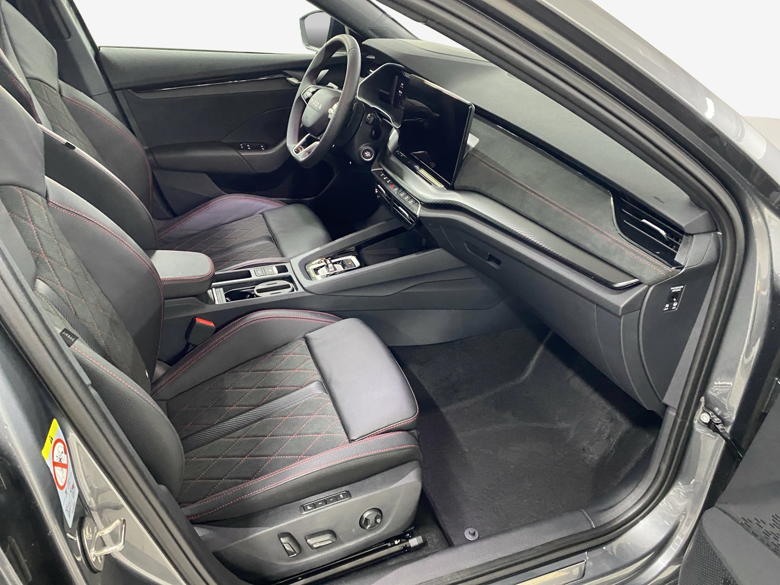 SKODA Octavia Combi 2.0 TSI DSG RS 30 Years Edition-image-13