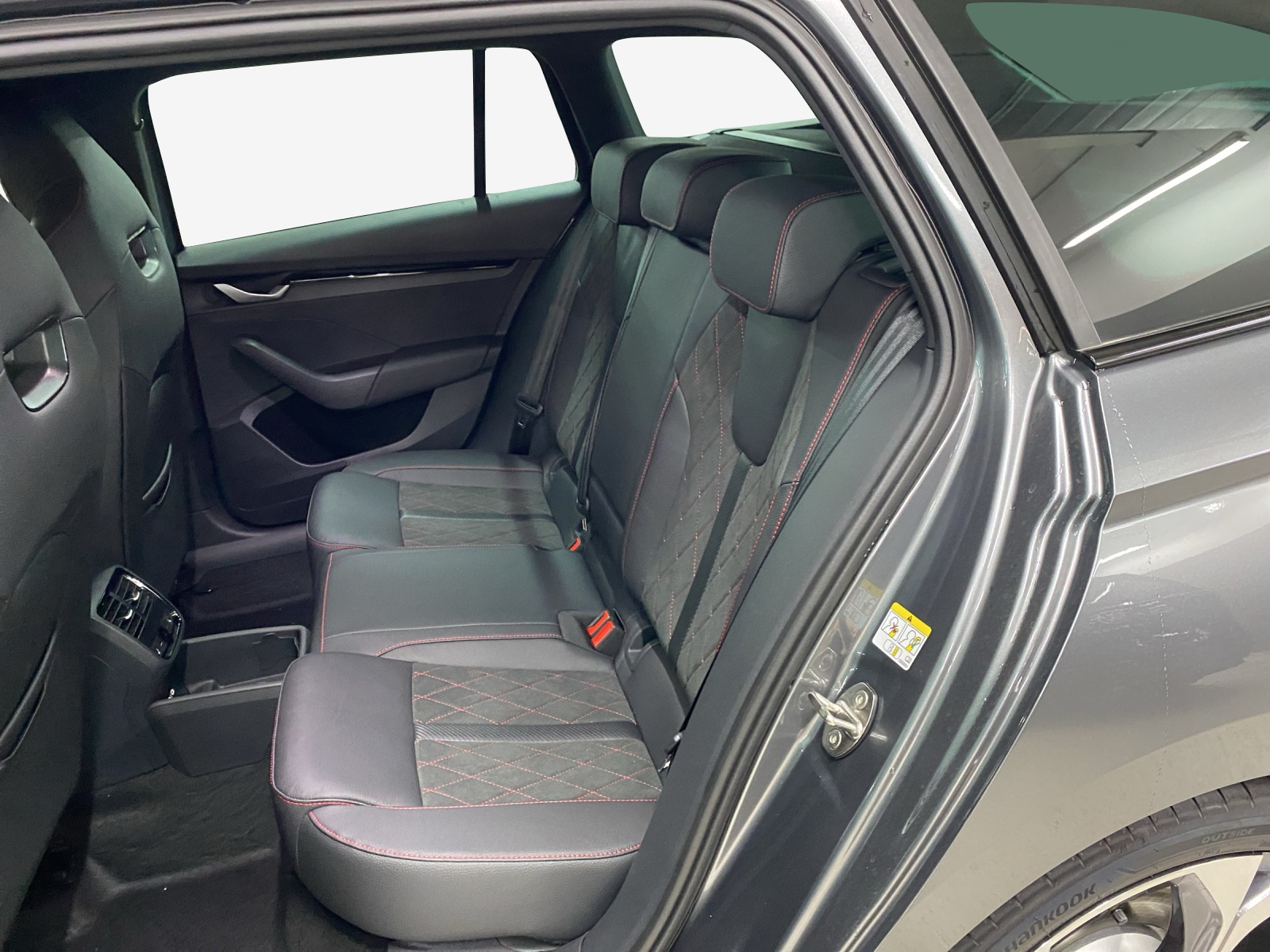 SKODA Octavia Combi 2.0 TSI DSG RS 30 Years Edition-image-11
