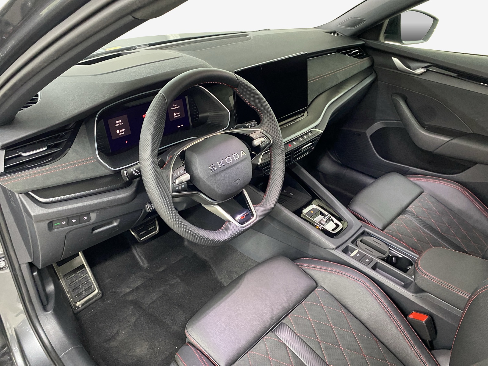 SKODA Octavia Combi 2.0 TSI DSG RS 30 Years Edition-image-14