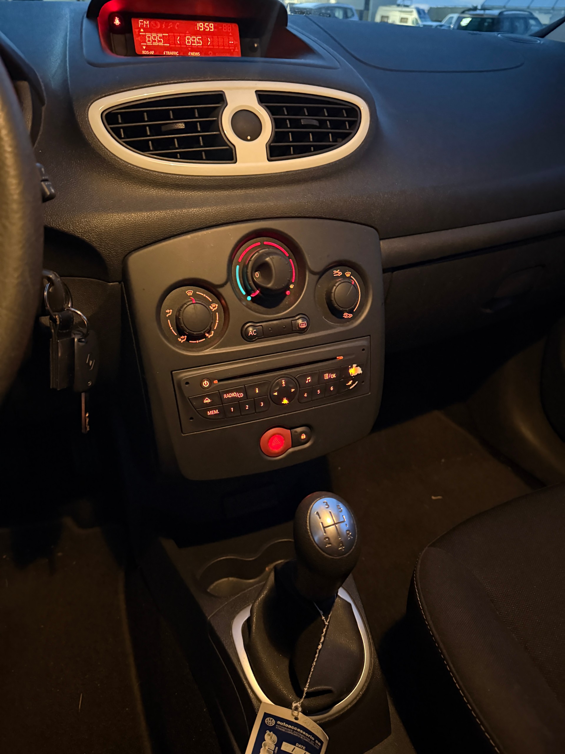 RENAULT Clio 1.2 16V Turbo Yahoo-image-10