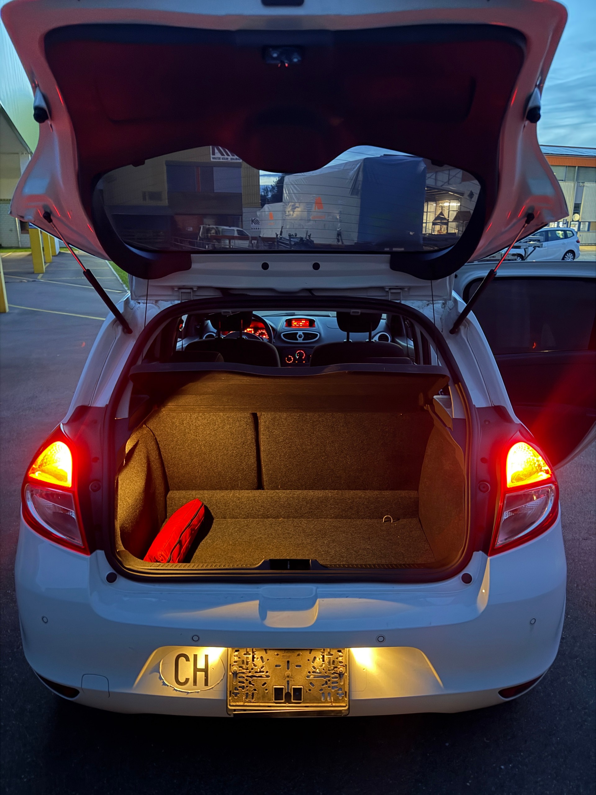 RENAULT Clio 1.2 16V Turbo Yahoo-image-13