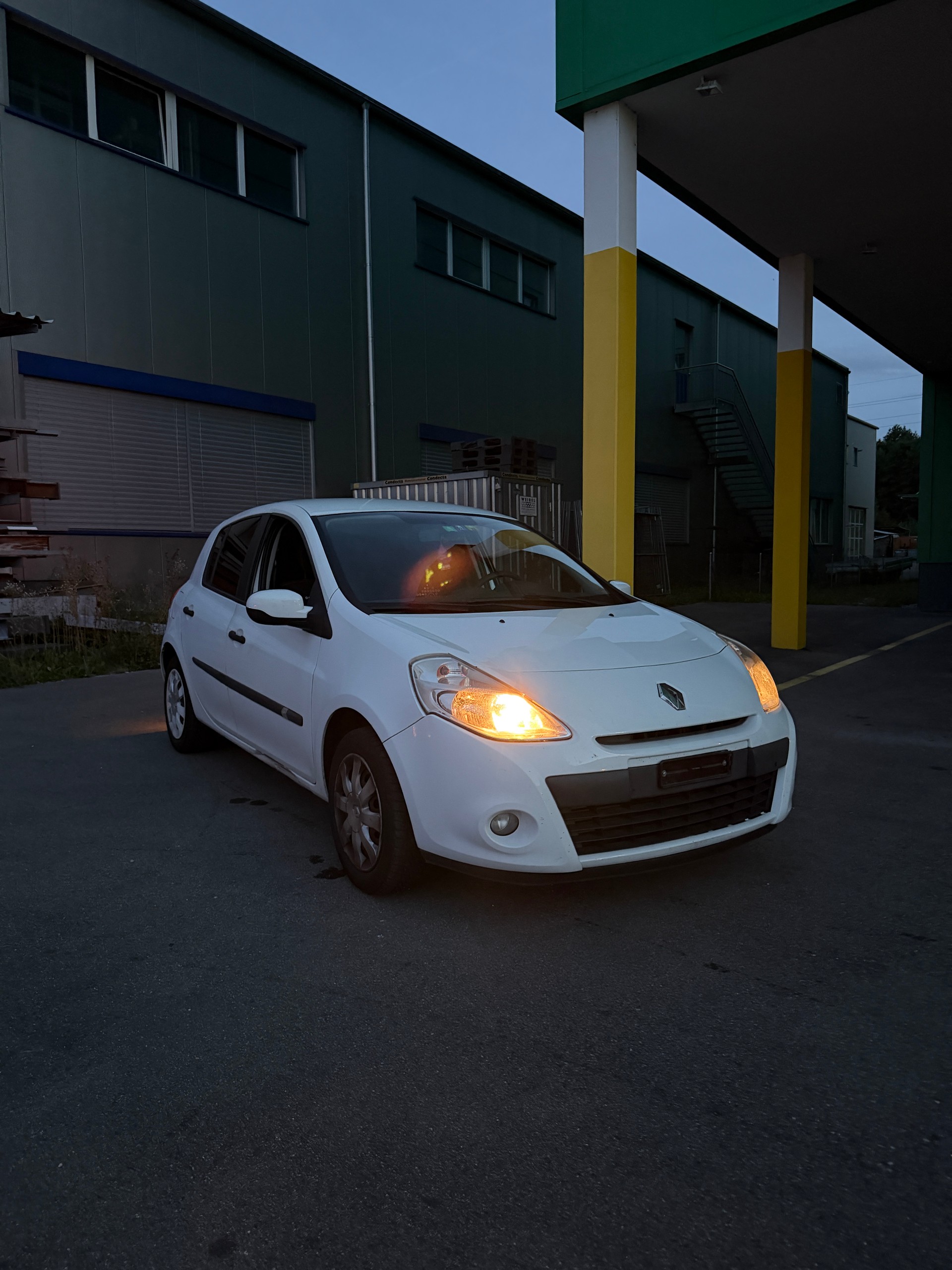 RENAULT Clio 1.2 16V Turbo Yahoo-image-0