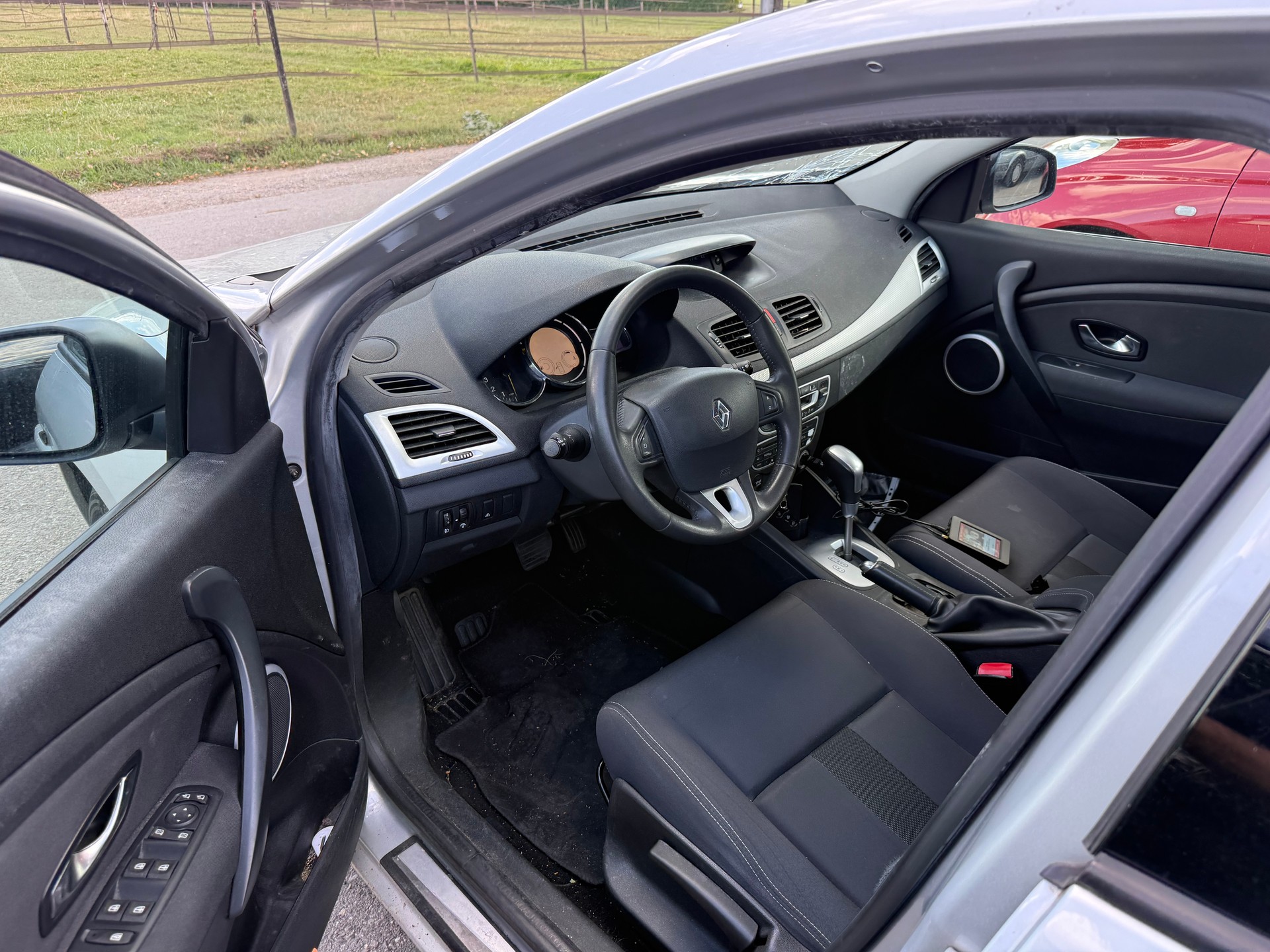 RENAULT Mégane Grandtour 2.0 16V Dynamique CVT-image-11