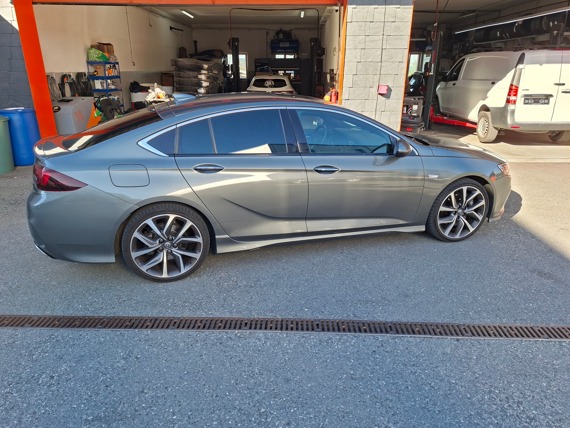 OPEL Insignia 2.0 T Grand Sport GSI 4WD Automat.-image-4