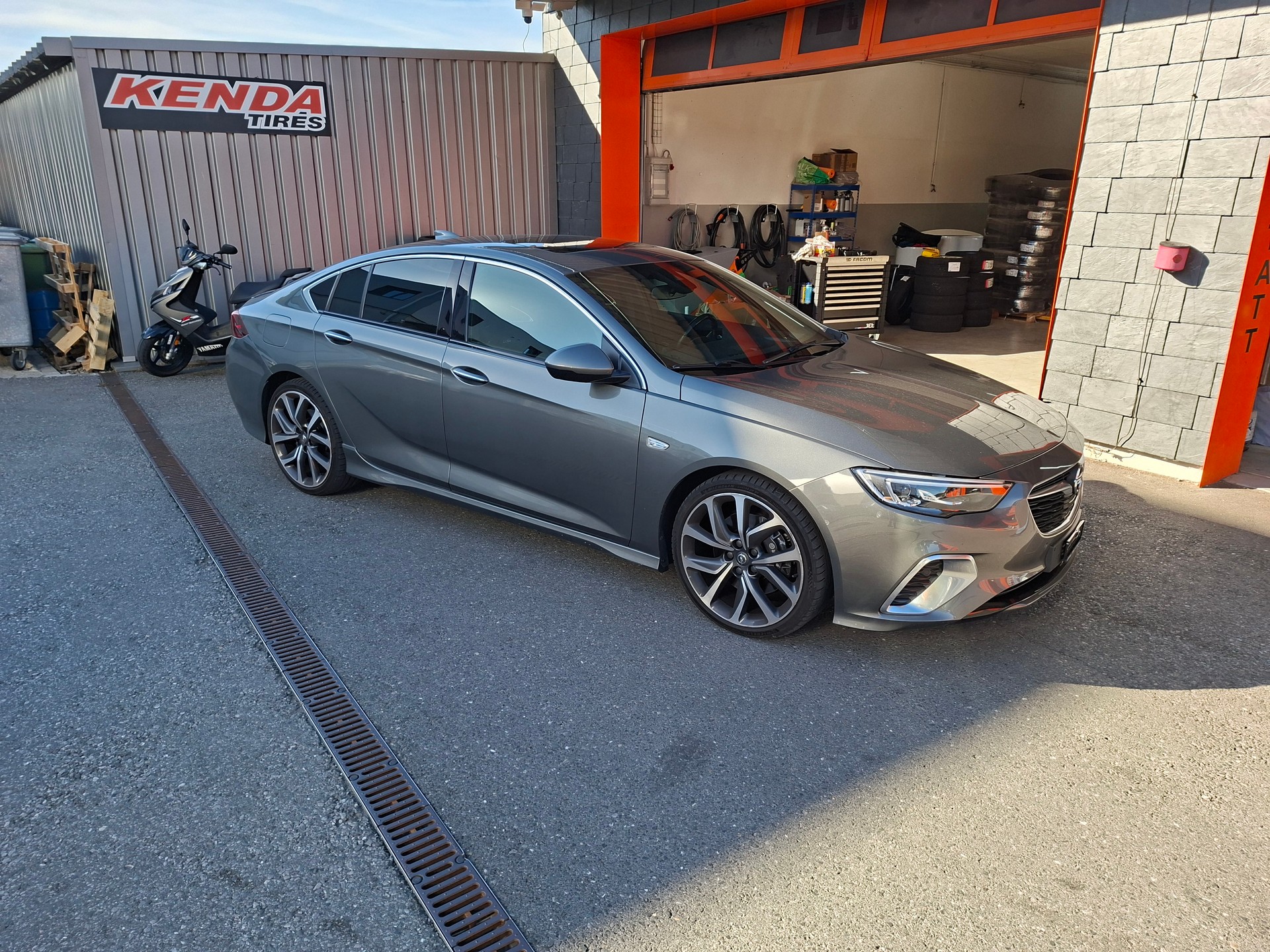 OPEL Insignia 2.0 T Grand Sport GSI 4WD Automat.-image-3