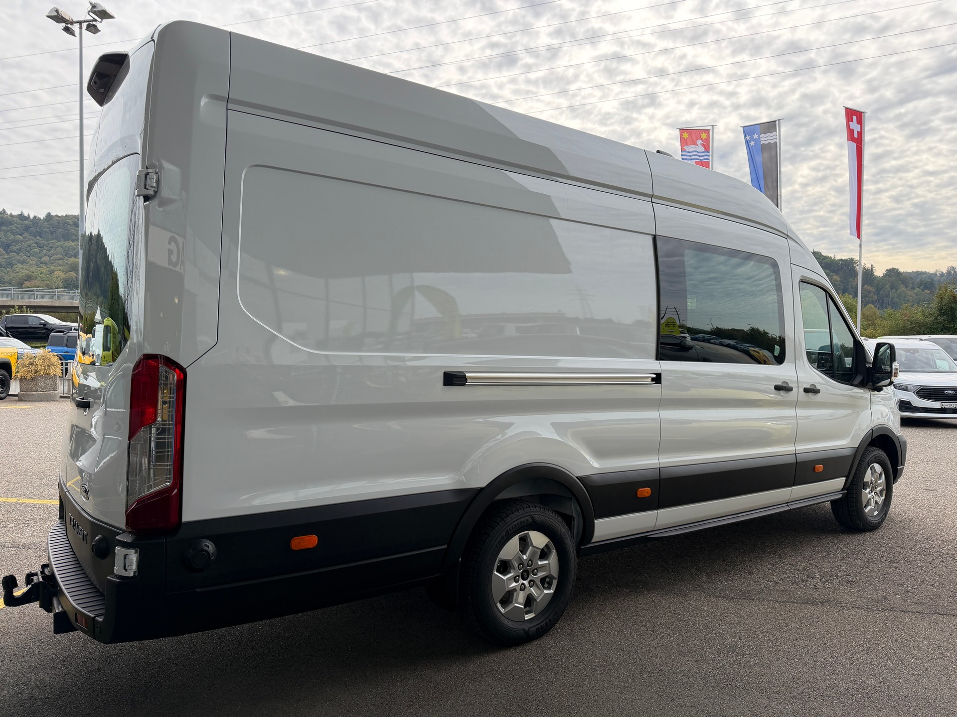 FORD Transit Van 350 L4 H3 Trend 2.0 TDCi 165 RWD-image-5