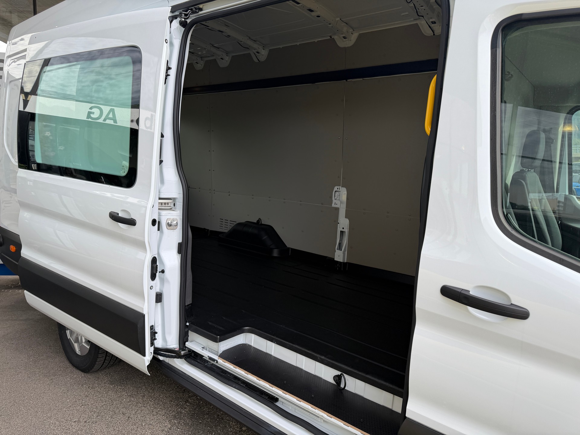 FORD Transit Van 350 L4 H3 Trend 2.0 TDCi 165 RWD-image-9