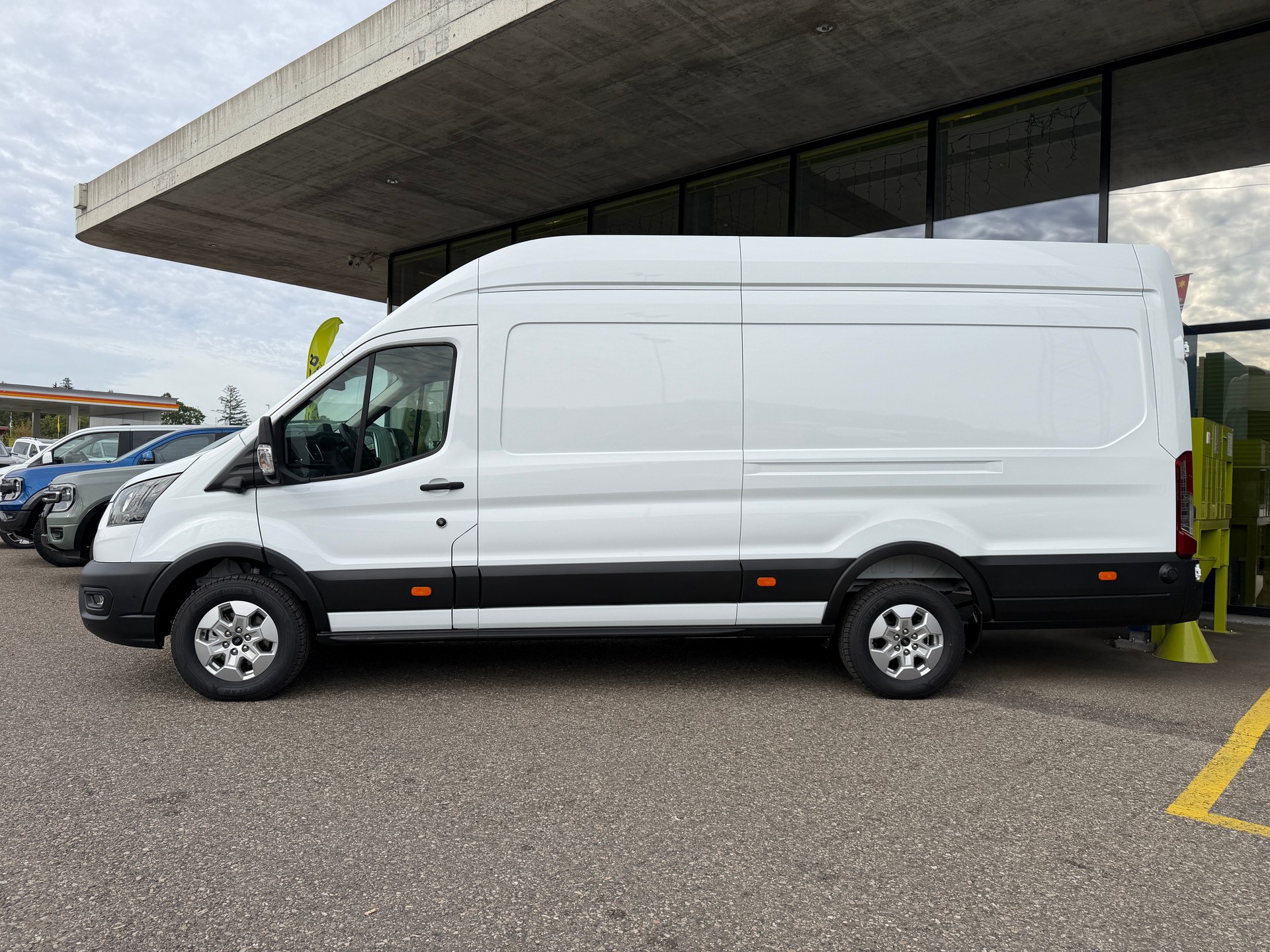 FORD Transit Van 350 L4 H3 Trend 2.0 TDCi 165 RWD-image-3