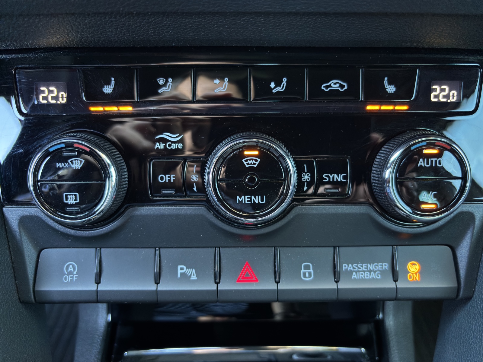 SKODA New Karoq 2.0 TSI SportLine 4x4 DSG mit AHK, Fahrerassistenzpaket & Rückfahrkamera-image-18