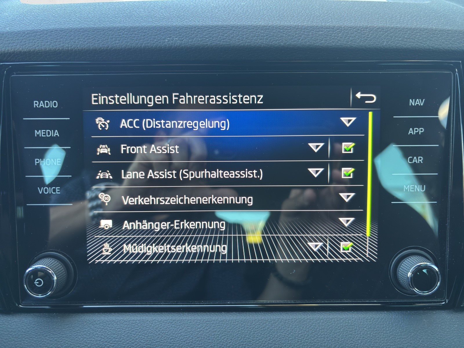 SKODA New Karoq 2.0 TSI SportLine 4x4 DSG mit AHK, Fahrerassistenzpaket & Rückfahrkamera-image-27