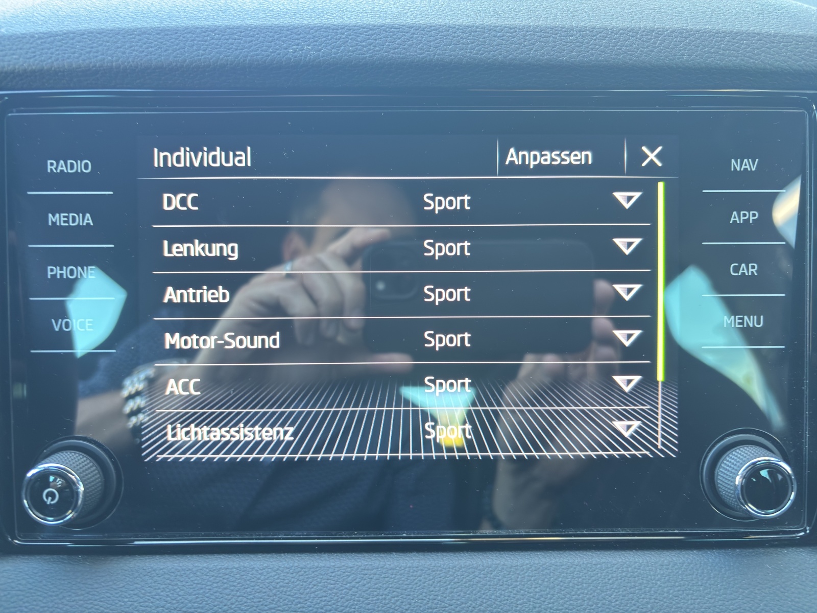 SKODA New Karoq 2.0 TSI SportLine 4x4 DSG mit AHK, Fahrerassistenzpaket & Rückfahrkamera-image-21