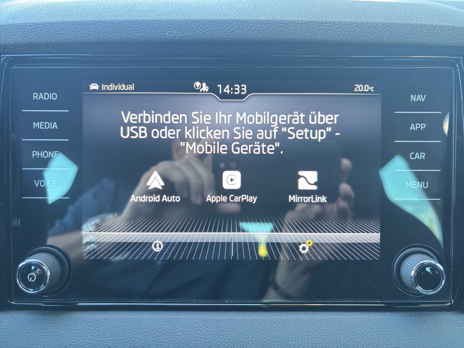 SKODA New Karoq 2.0 TSI SportLine 4x4 DSG mit AHK, Fahrerassistenzpaket & Rückfahrkamera-image-25