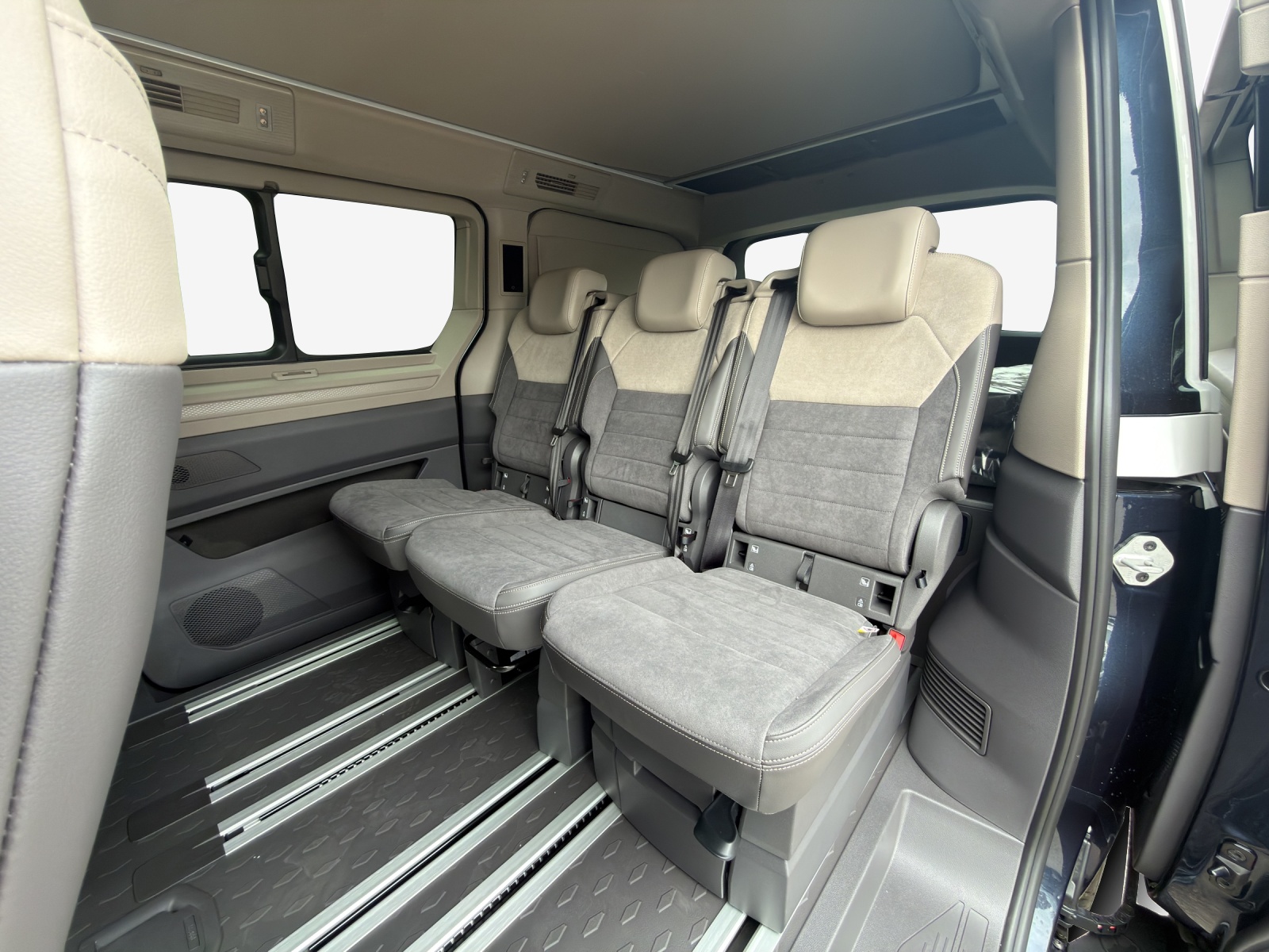 VW California 2.0 TDI Beach Tour-image-11