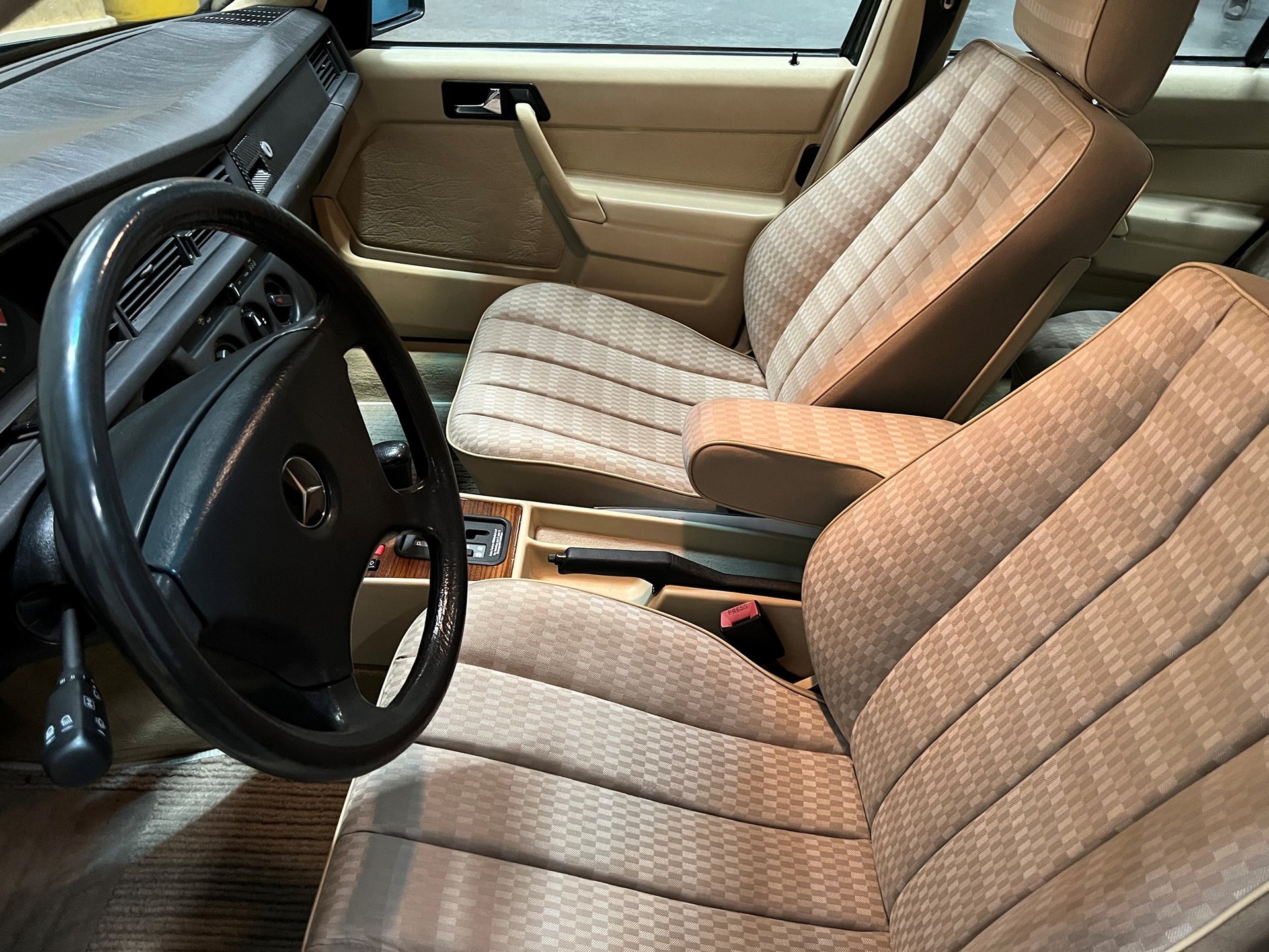 MERCEDES-BENZ 190 E 1.8 Avantgarde-image-13