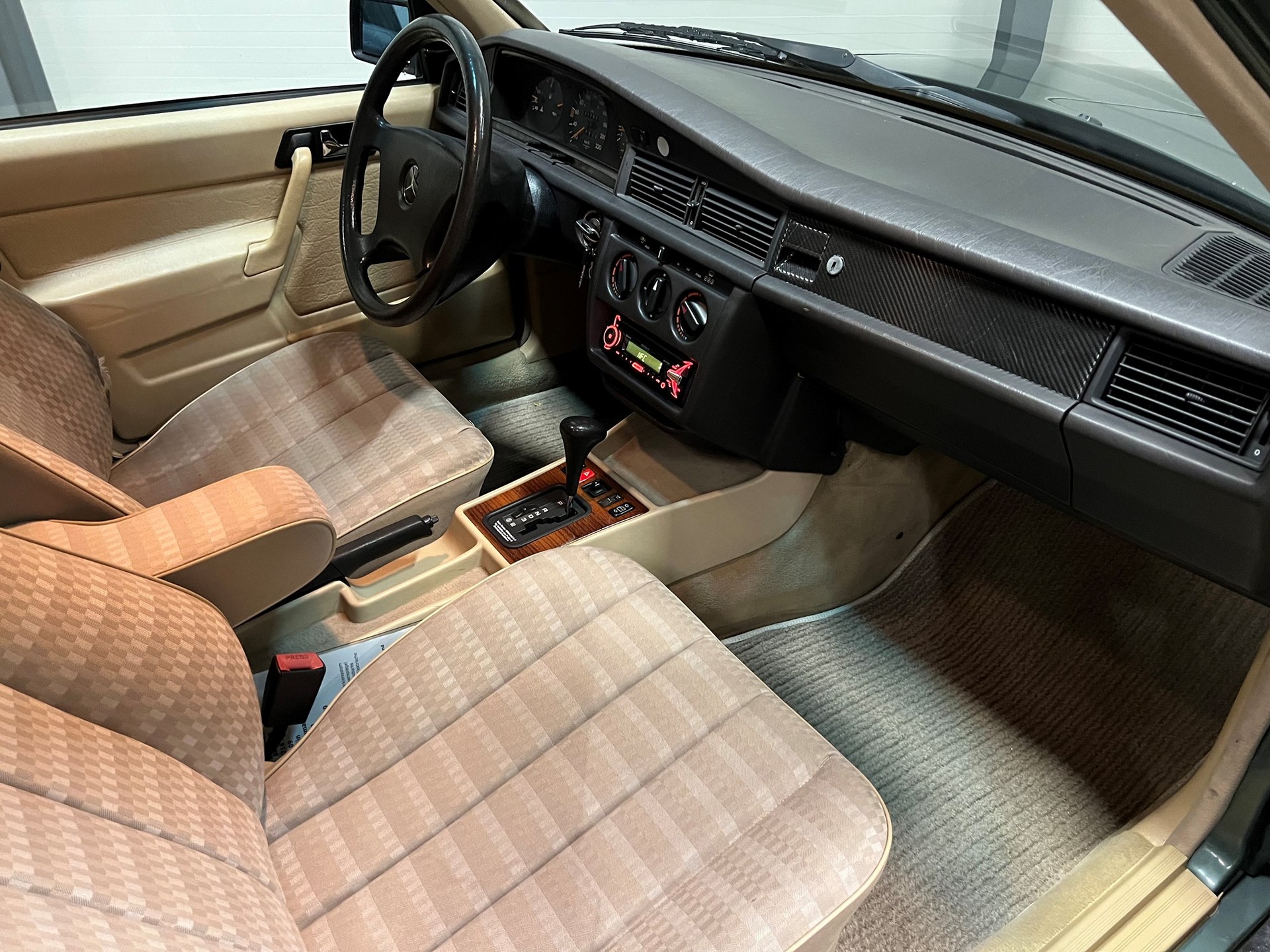 MERCEDES-BENZ 190 E 1.8 Avantgarde-image-14