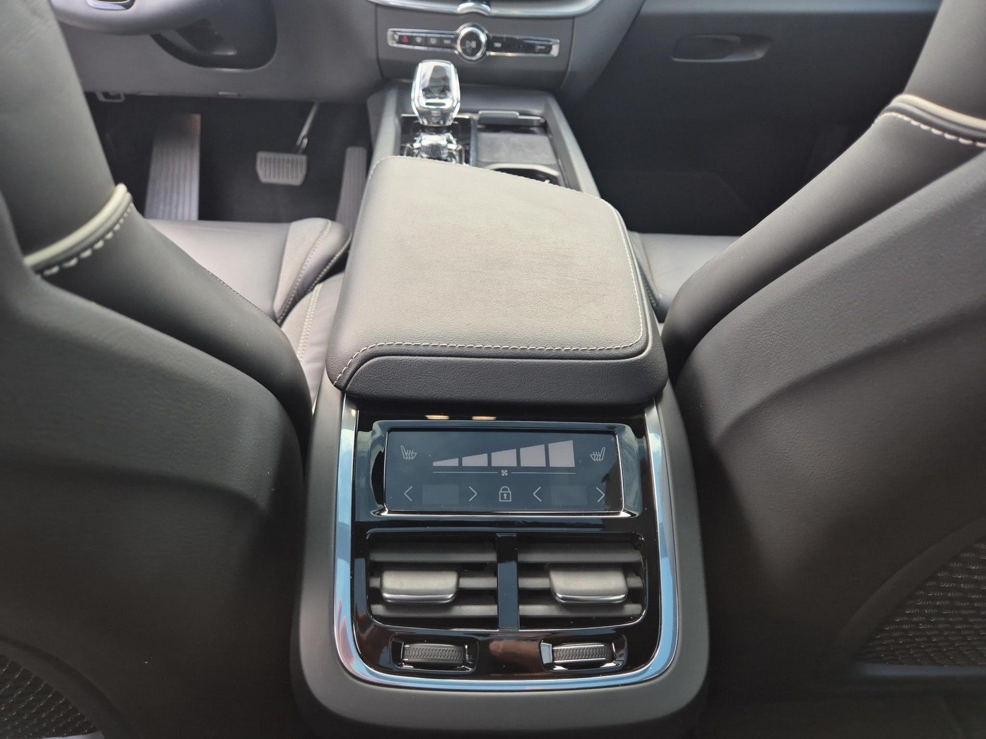 VOLVO XC60 2.0 B5 MH Ultimate Dark AWD-image-11