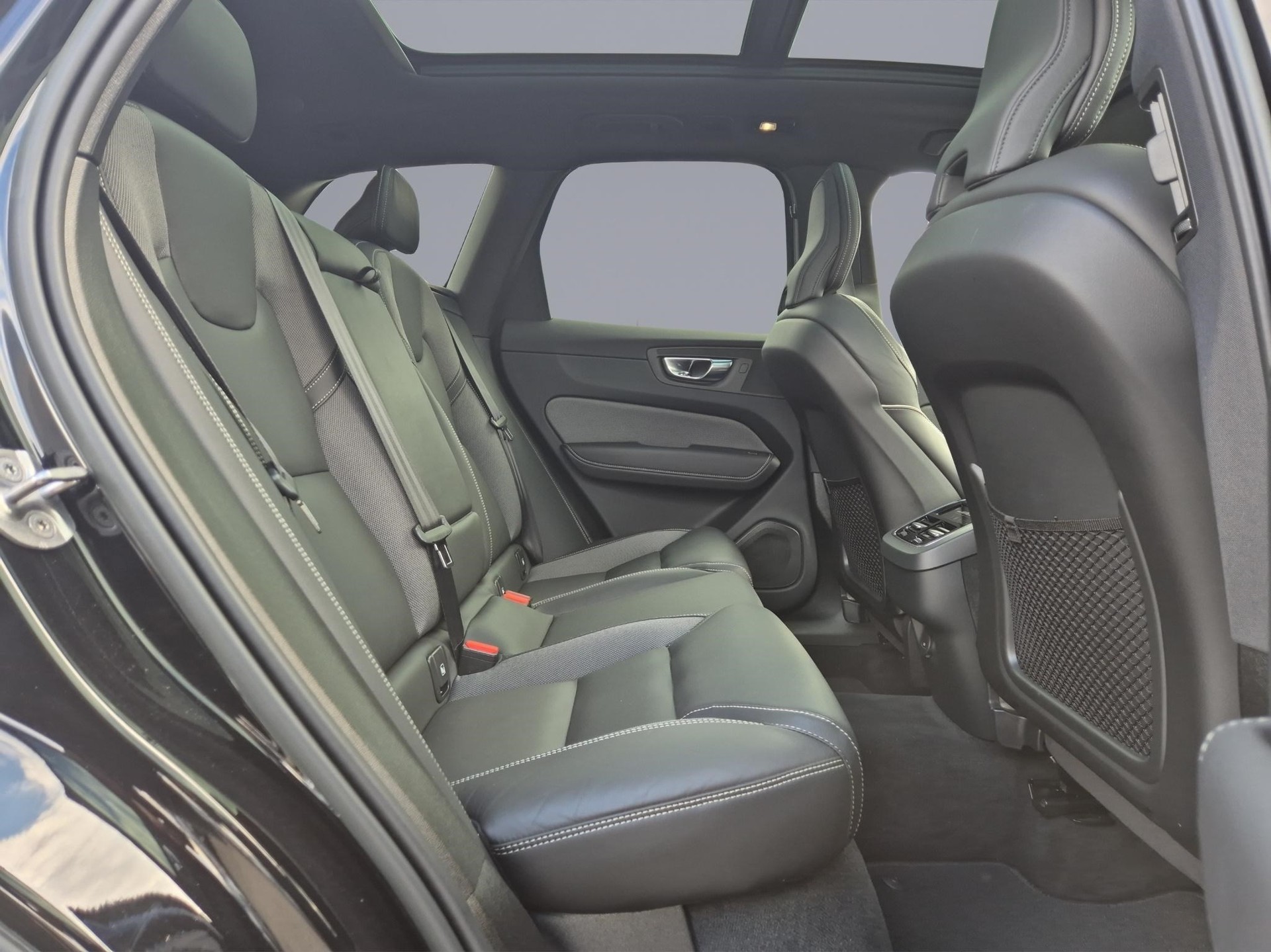 VOLVO XC60 2.0 B5 MH Ultimate Dark AWD-image-14