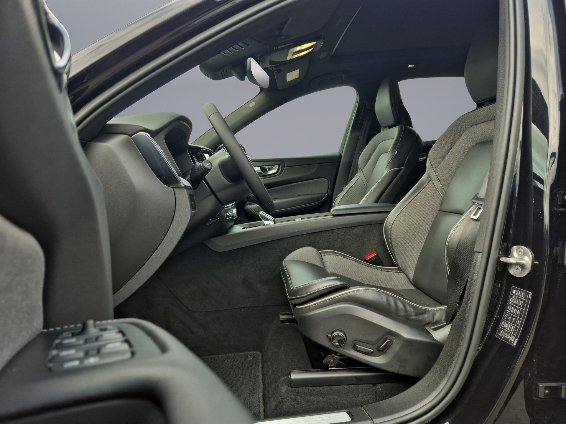 VOLVO XC60 2.0 B5 MH Ultimate Dark AWD-image-18