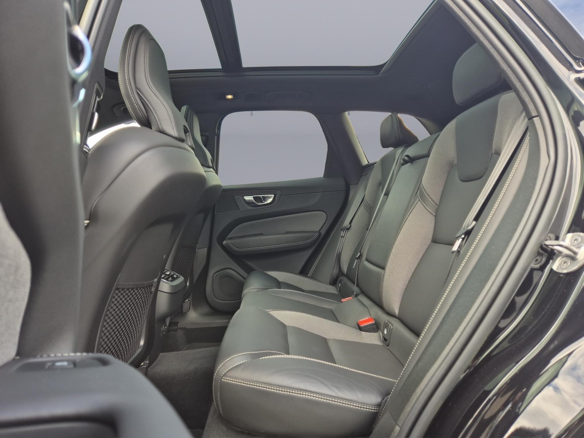 VOLVO XC60 2.0 B5 MH Ultimate Dark AWD-image-9