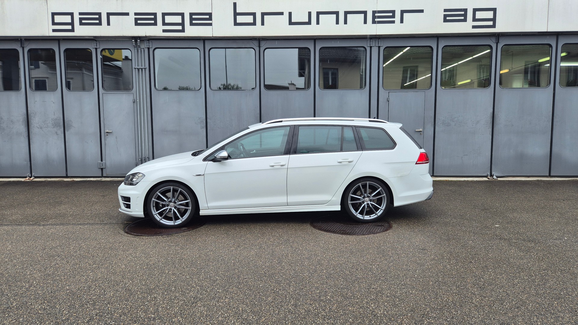 VW Golf Variant 2.0 TSI R 4 Motion DSG-image-0