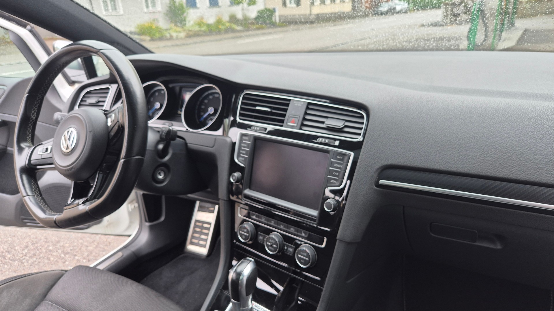 VW Golf Variant 2.0 TSI R 4 Motion DSG-image-13