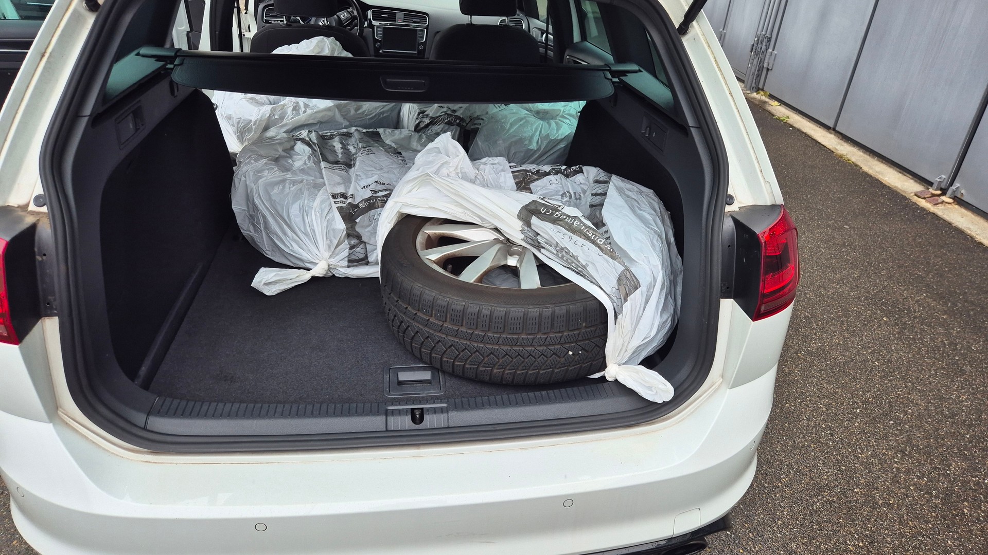 VW Golf Variant 2.0 TSI R 4 Motion DSG-image-8