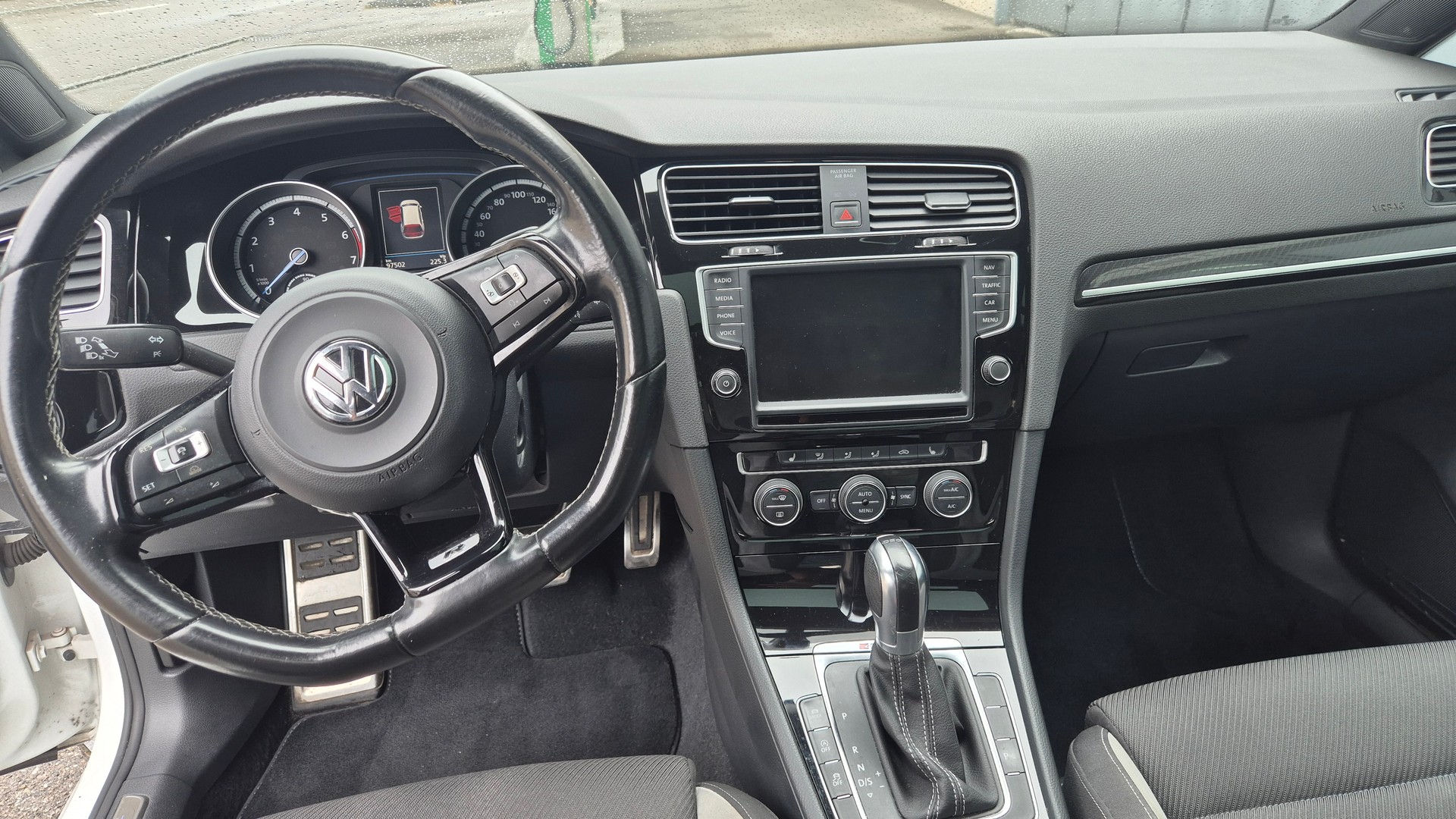 VW Golf Variant 2.0 TSI R 4 Motion DSG-image-10