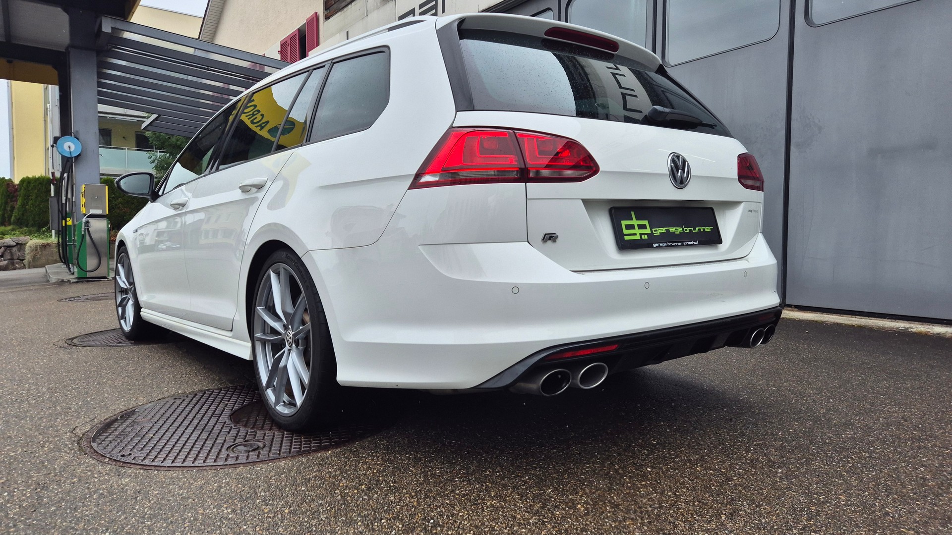 VW Golf Variant 2.0 TSI R 4 Motion DSG-image-3
