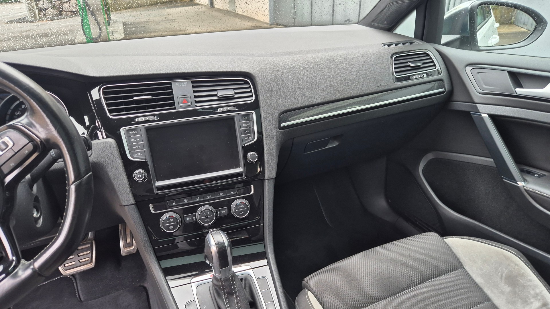 VW Golf Variant 2.0 TSI R 4 Motion DSG-image-11