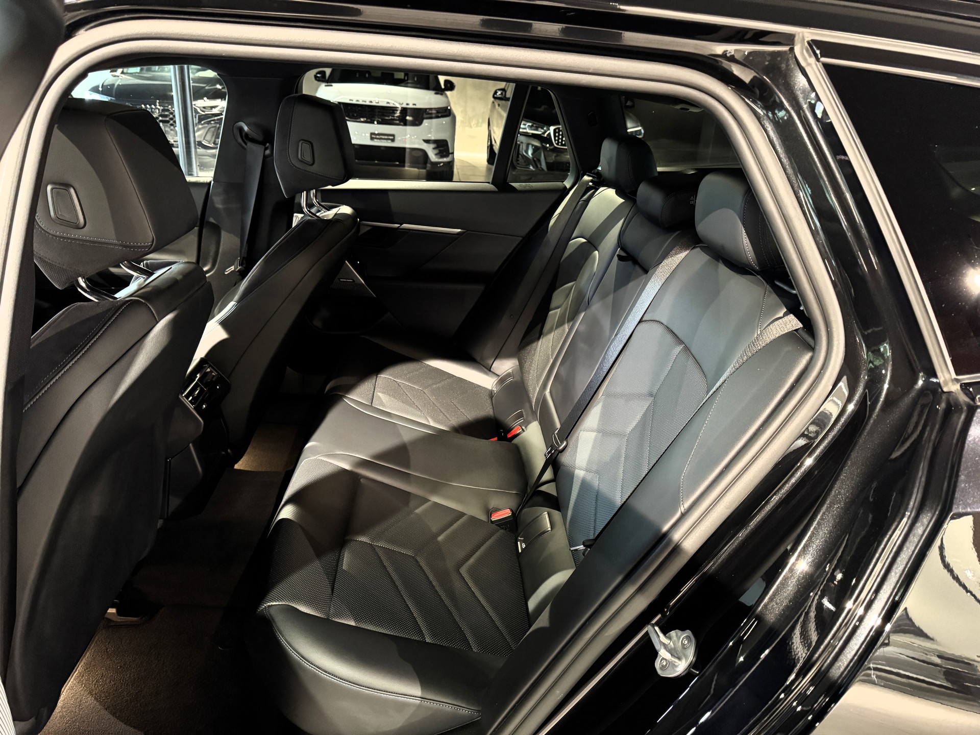 BMW 520d xDrive 48V Touring M Sport Steptronic-image-9