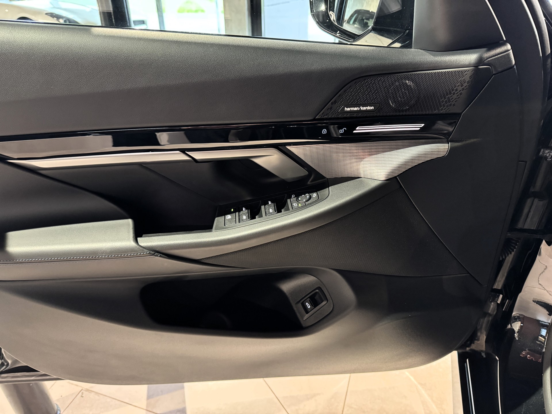 BMW 520d xDrive 48V Touring M Sport Steptronic-image-6