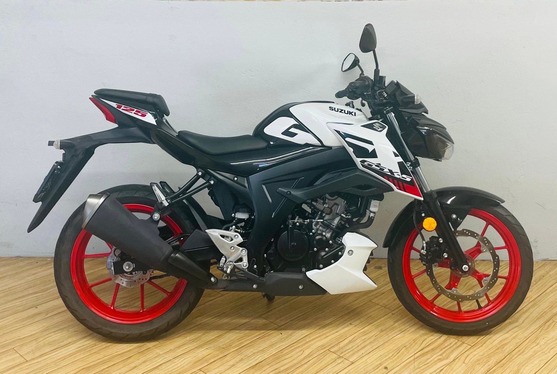 SUZUKI GSX-S 125-showroom-element-1