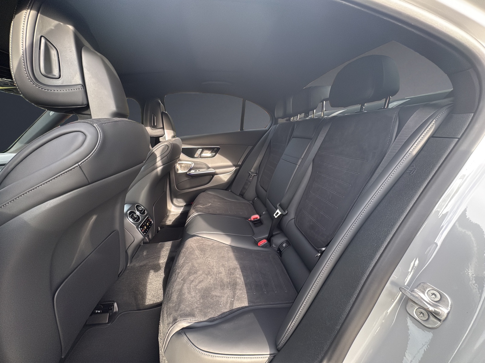 MERCEDES-BENZ C 300 4 Matic-image-14