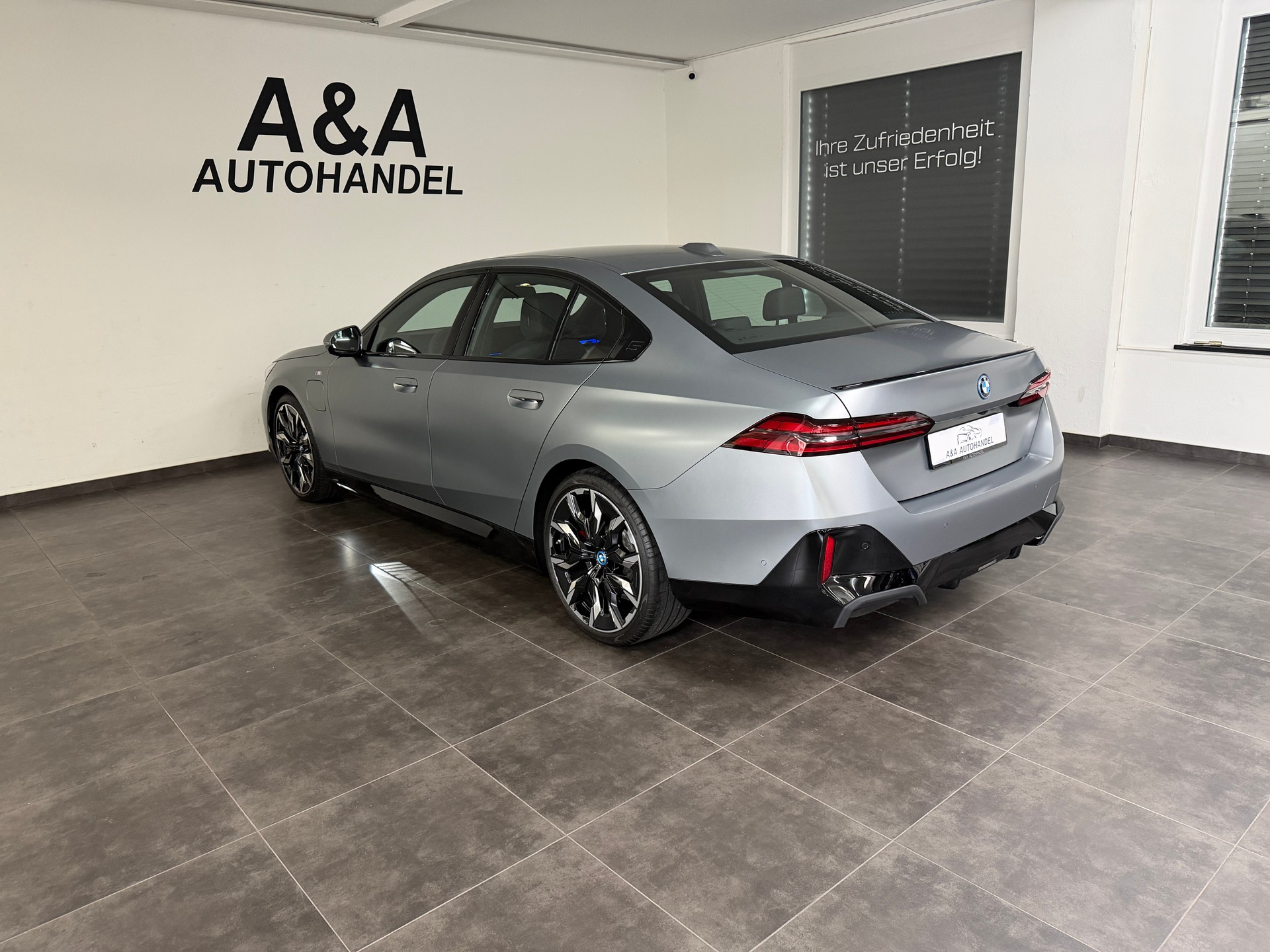 BMW 550e xDrive M Sport Pro Steptronic-image-5