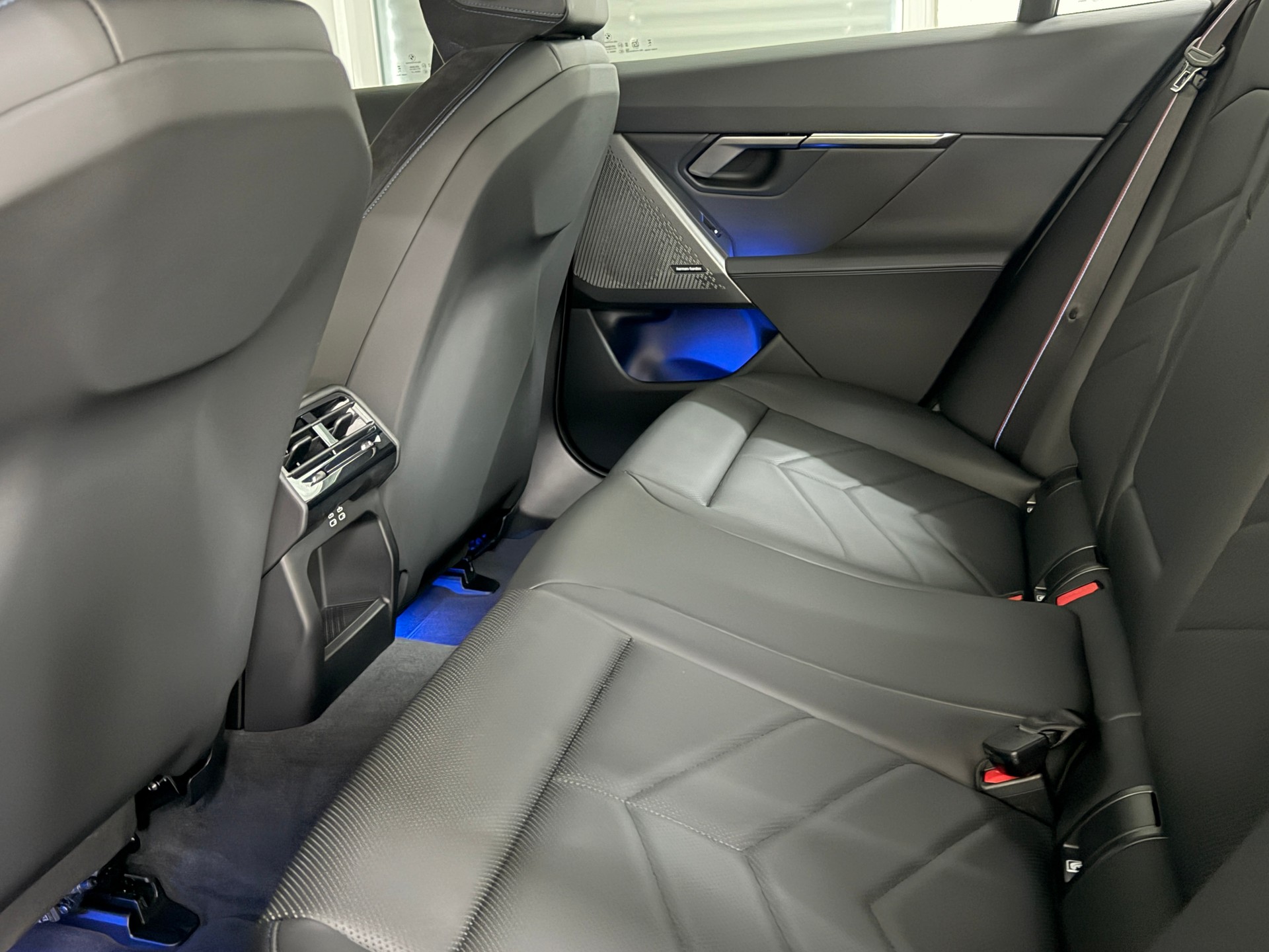 BMW 550e xDrive M Sport Pro Steptronic-image-8