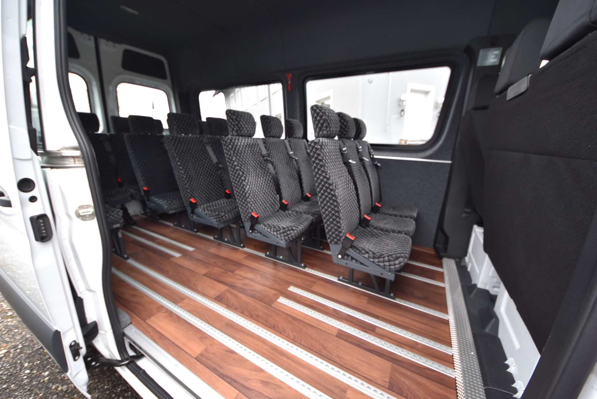 MERCEDES-BENZ 312 eSprinter Elektro Schulbus-image-4