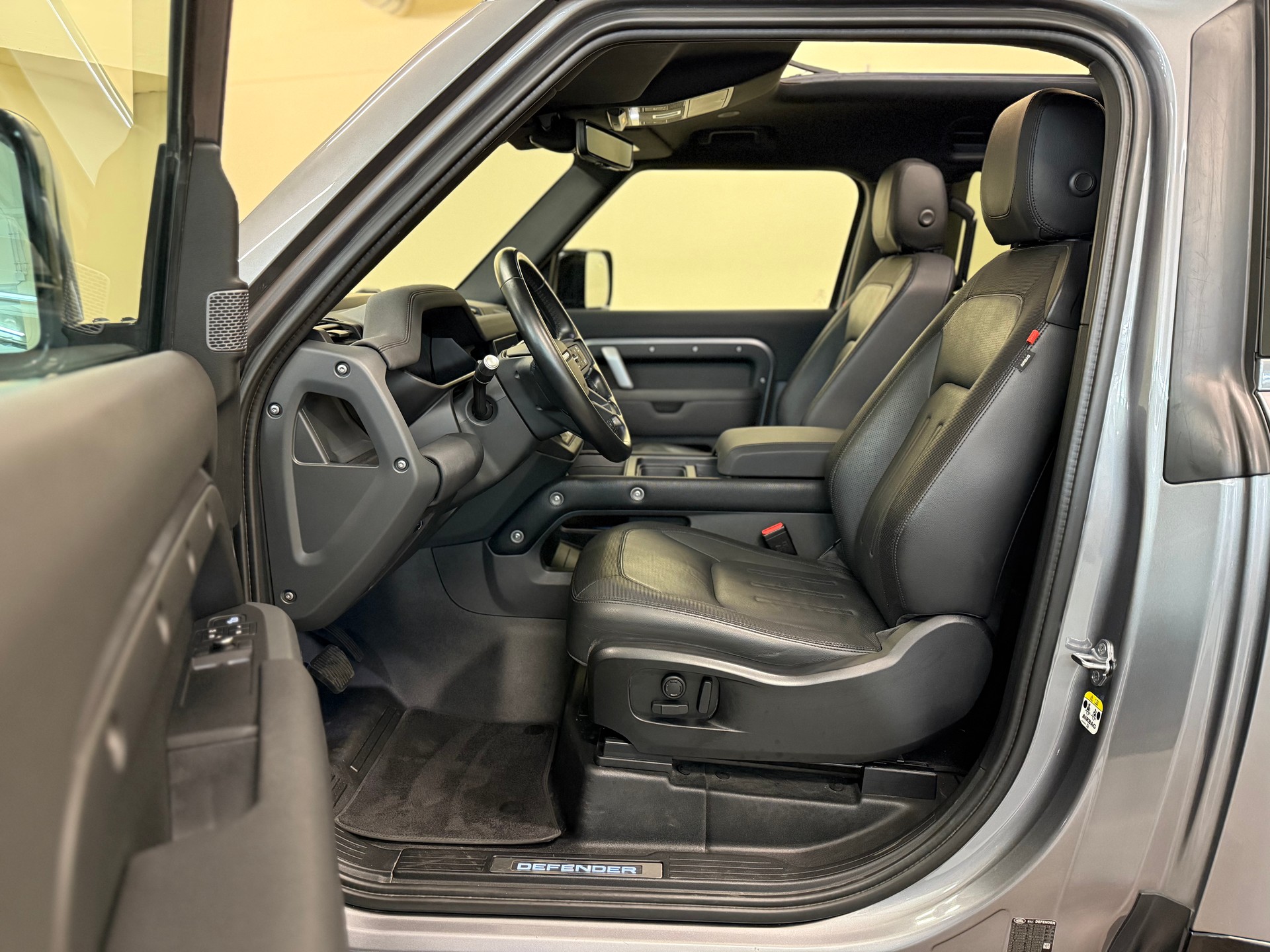 LAND ROVER Defender 90 P300 Si4 X-Dynamic SE AT8-image-12