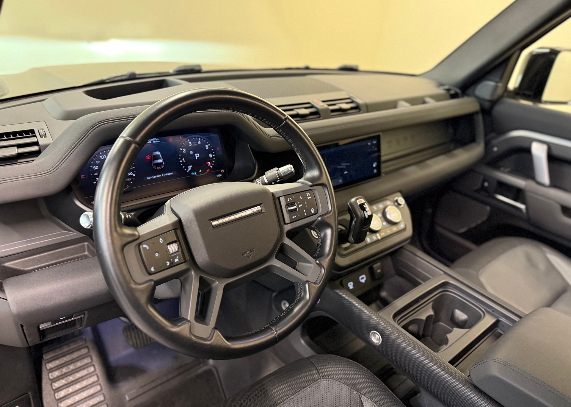 LAND ROVER Defender 90 P300 Si4 X-Dynamic SE AT8-image-16
